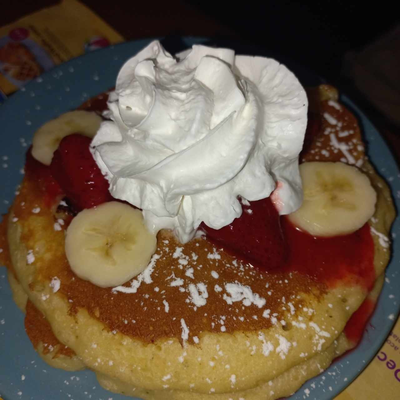 Pancake con guineo y fresas