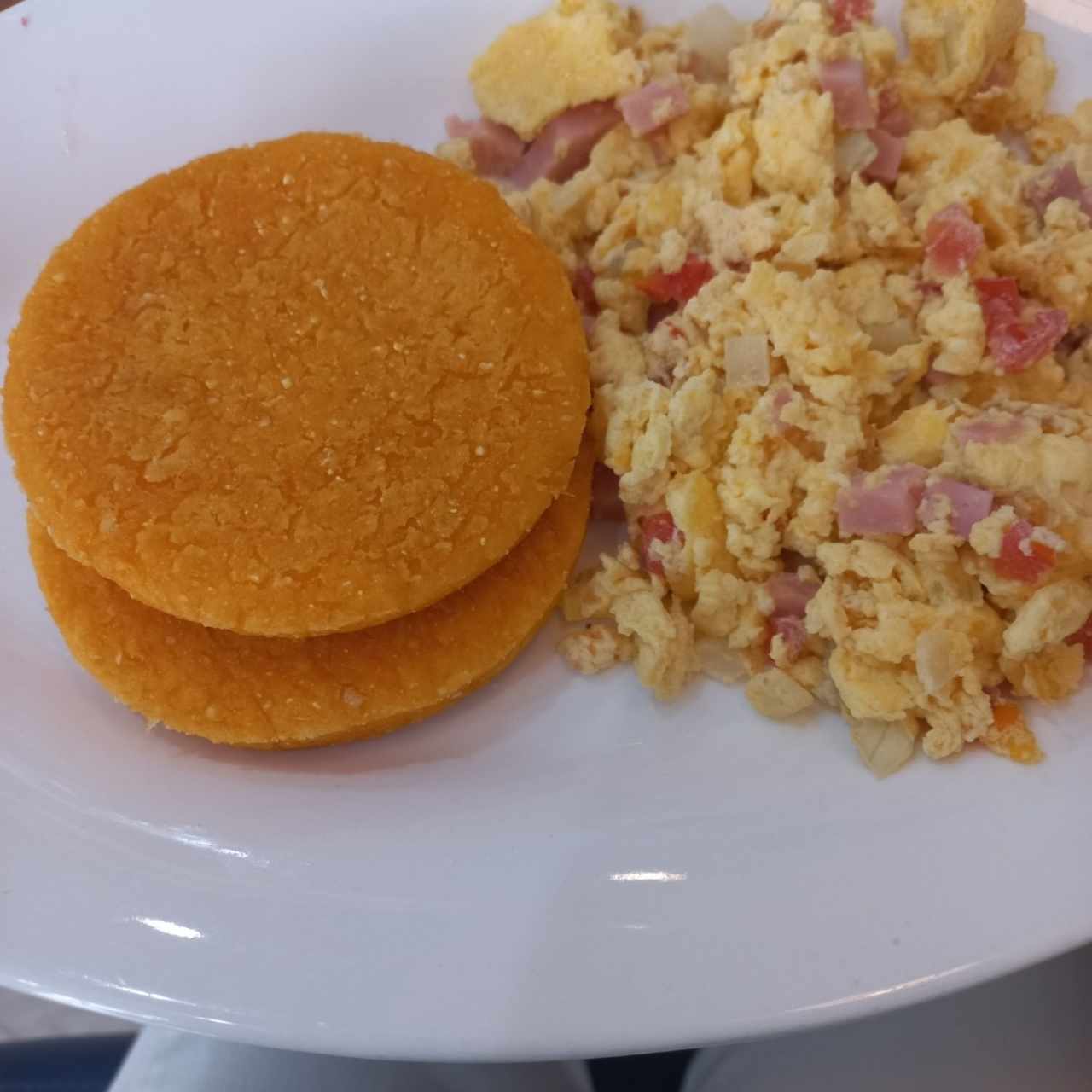 Tortilla y huevo revuelto 