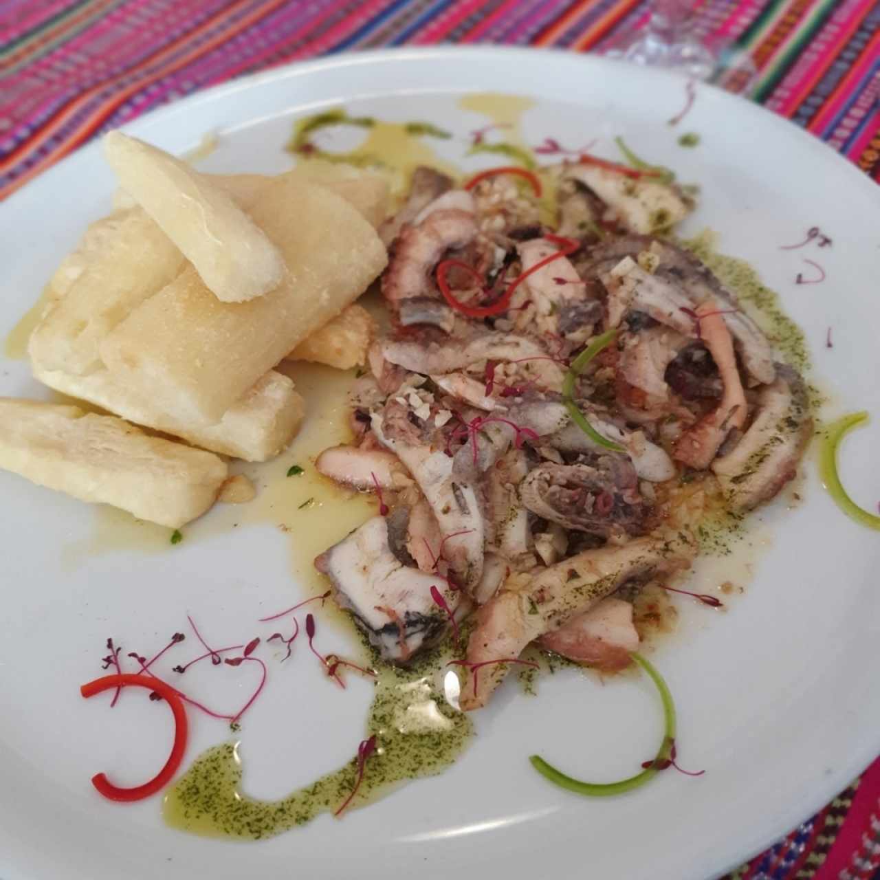 Pulpo al ajillo con yuca frita