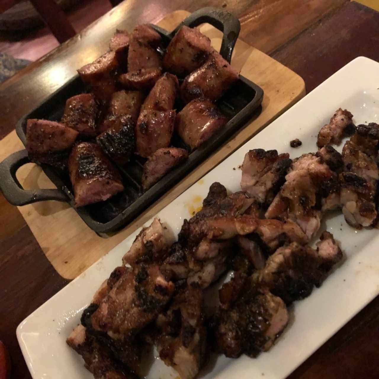 entraditas: abajo mollejas de res (Usd14) y porcion de chorizo (Usd8)