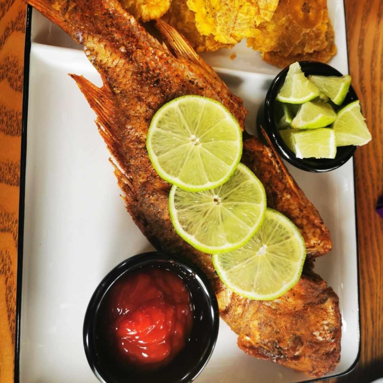 Pescado frito con patacon 