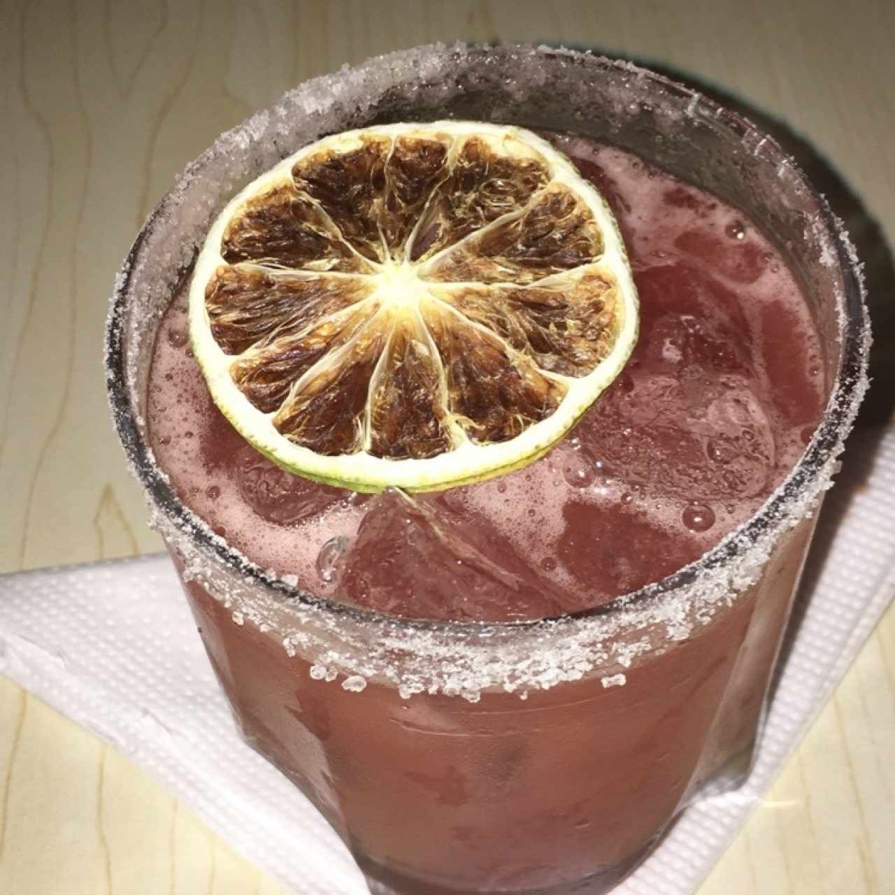 Margarita de fresa a las rocas