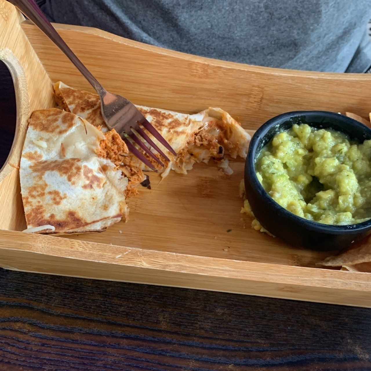 Quesadillas de pollo y guacamole con totopos 