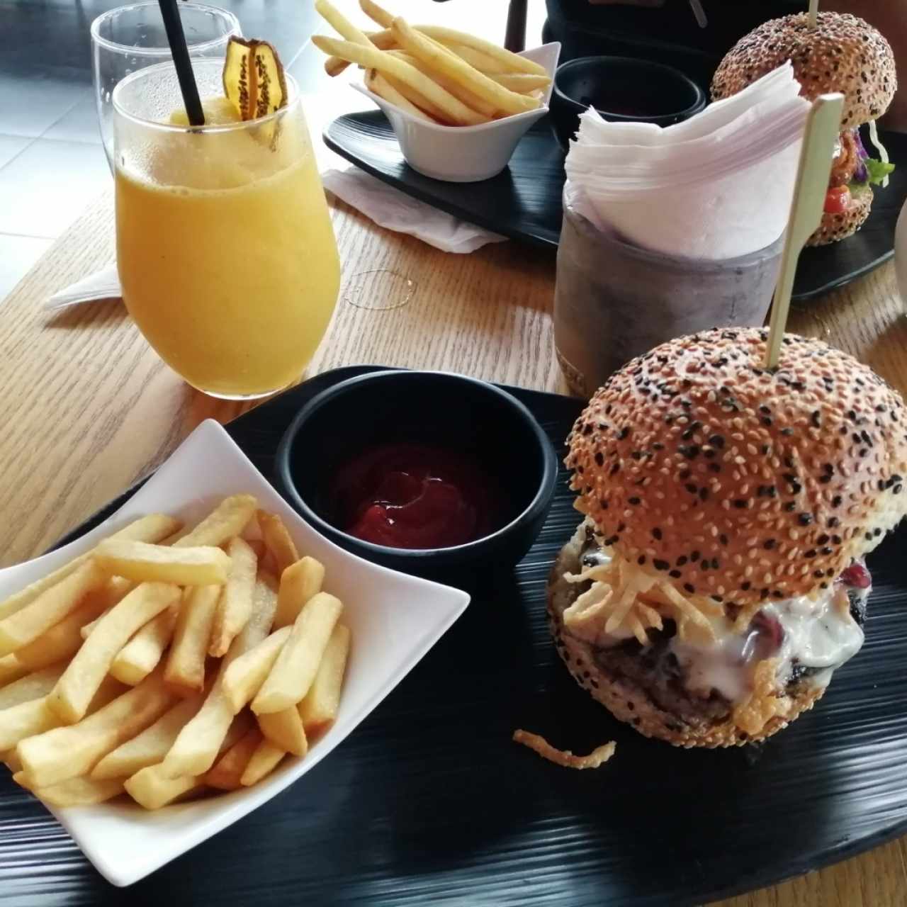 Frida Burger con papas y jugo de maracuyá