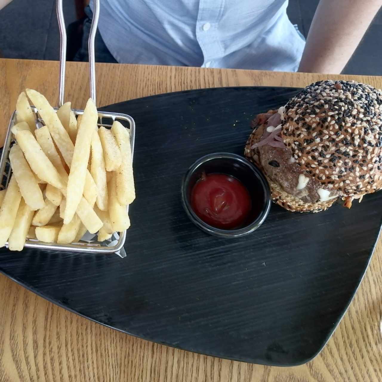 Hamburguesa Frida con papas fritas