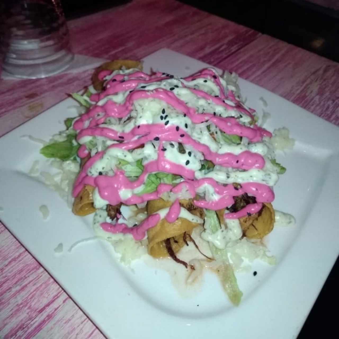 tacos dorados, con carne desmechada y pollo