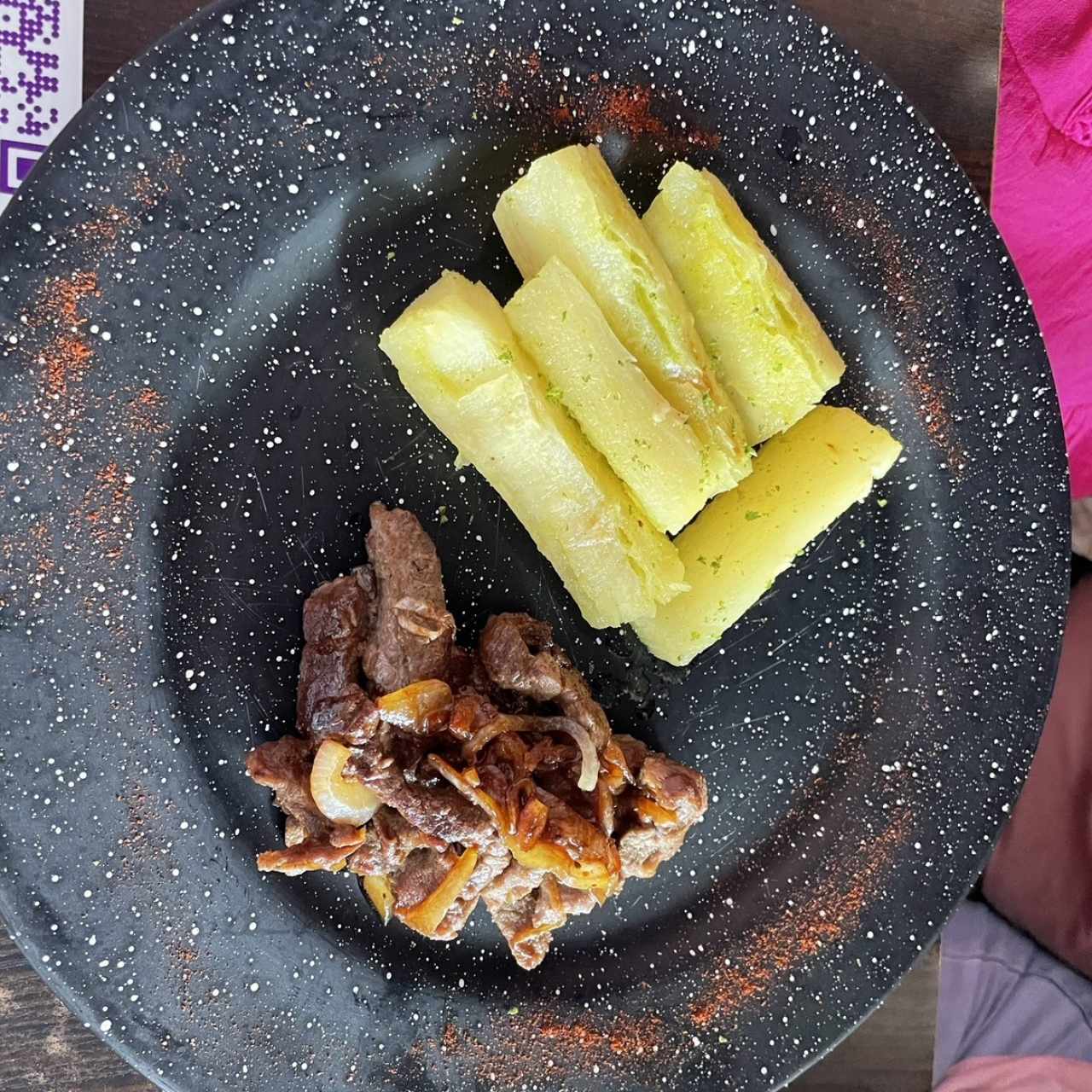 Bistec encebollado con yuca