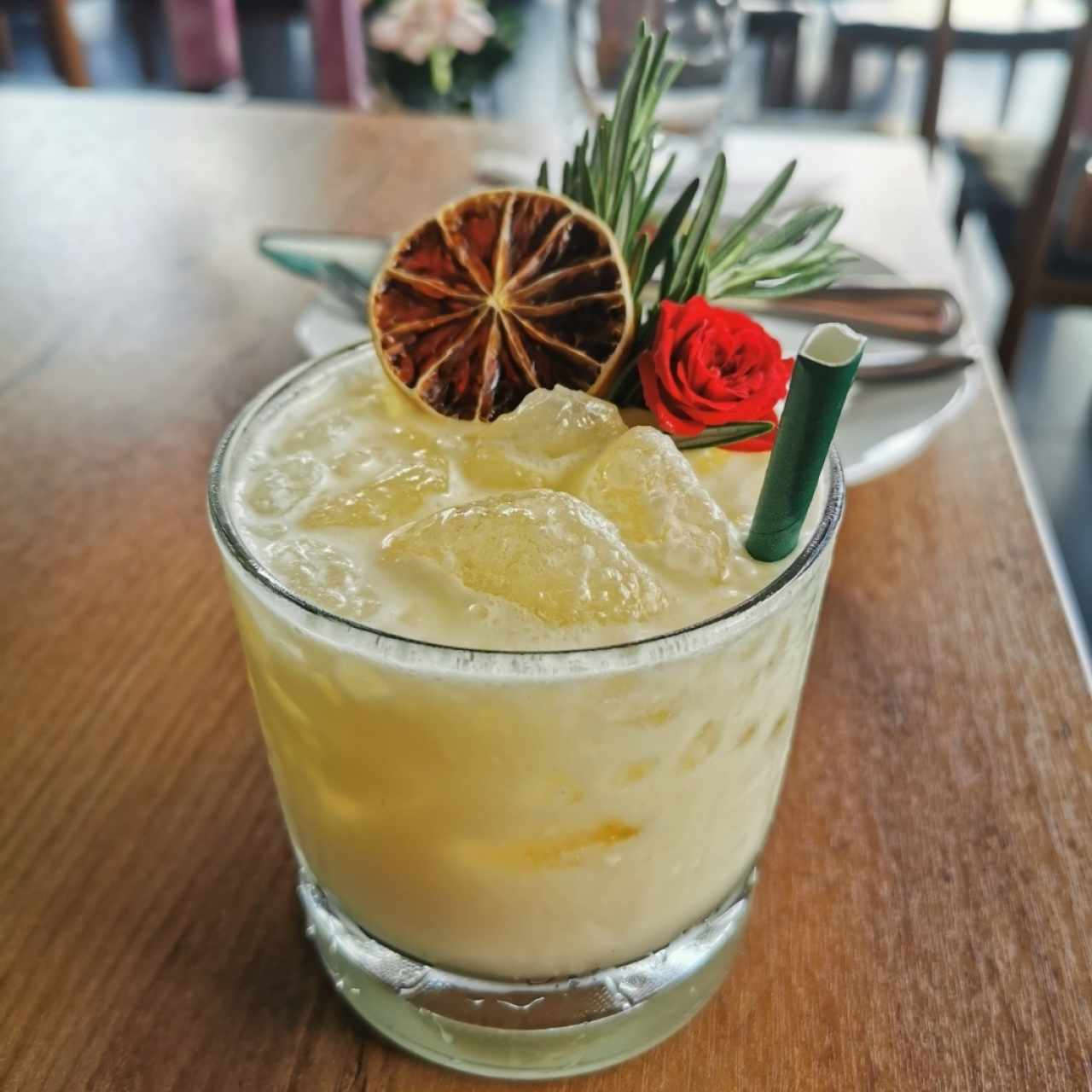 Coctel con ron, crema de coco, maracuya.. No recuerdo el nombre, muy bueno... 