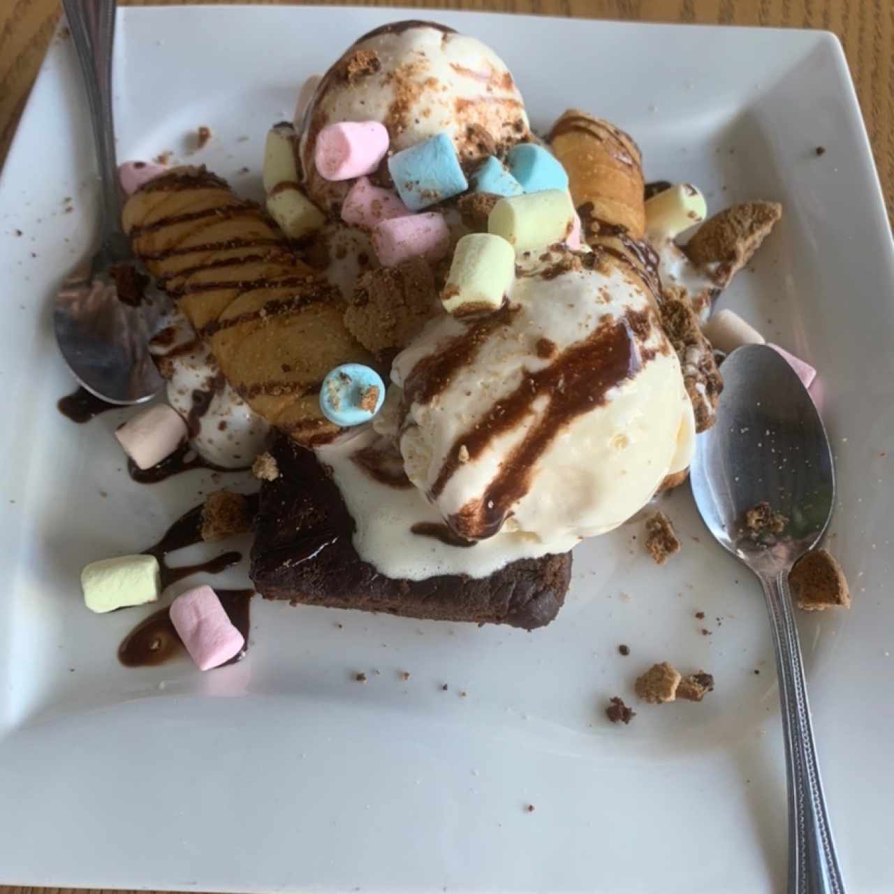 Brownie con helado y malvas