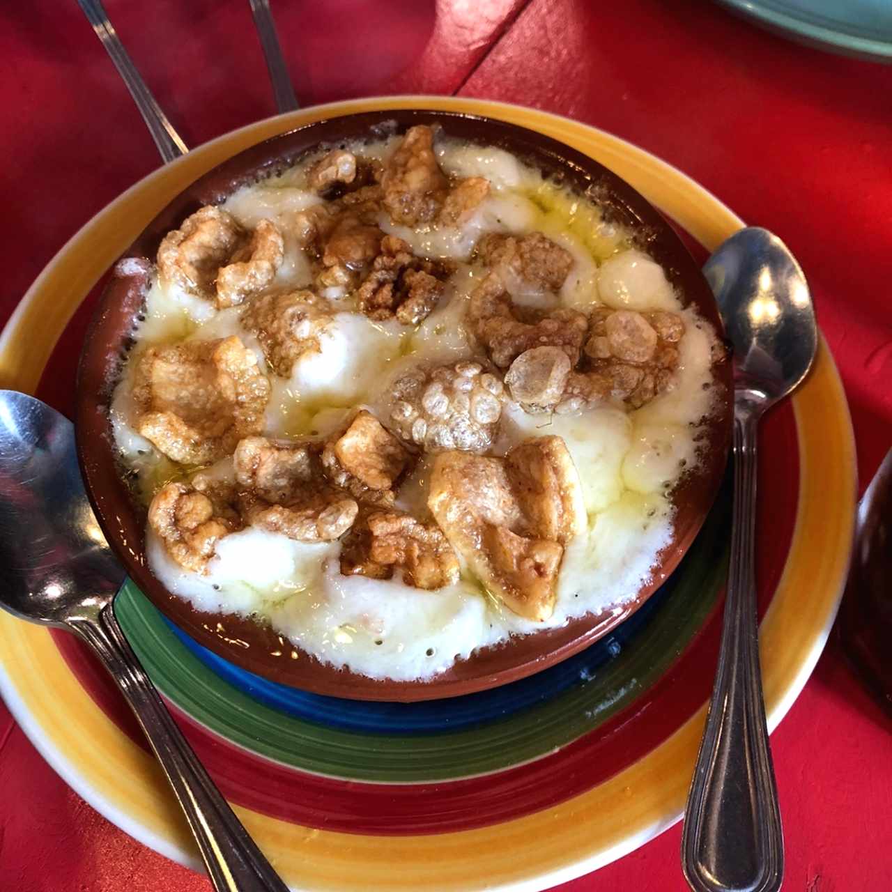 Queso fundido con chicharron