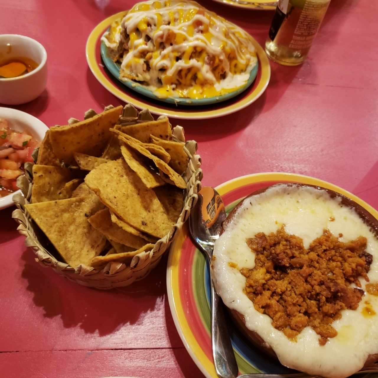 queso fundido con chorizo