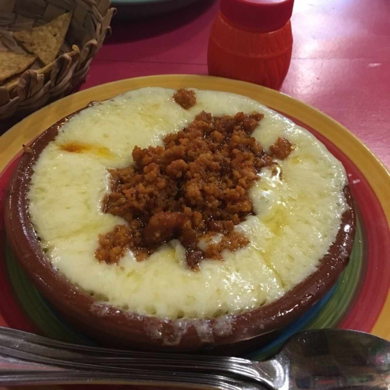 queso fundido con chorizo