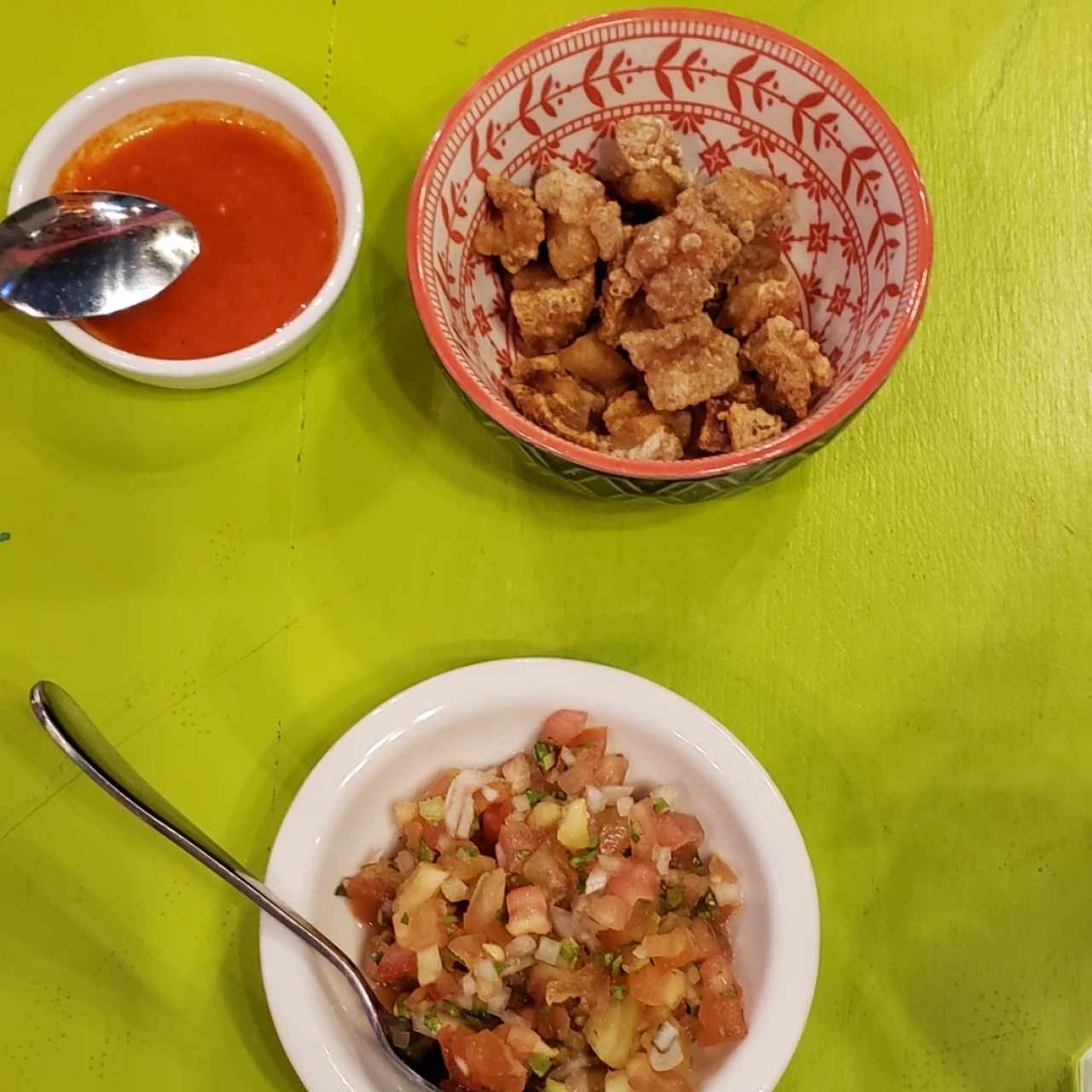 chicharrón y pico de gallo de cortesía 