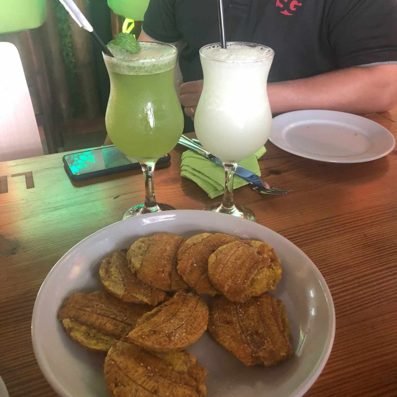 Limonada regular y con yerbabuena, acompañando a los patacones