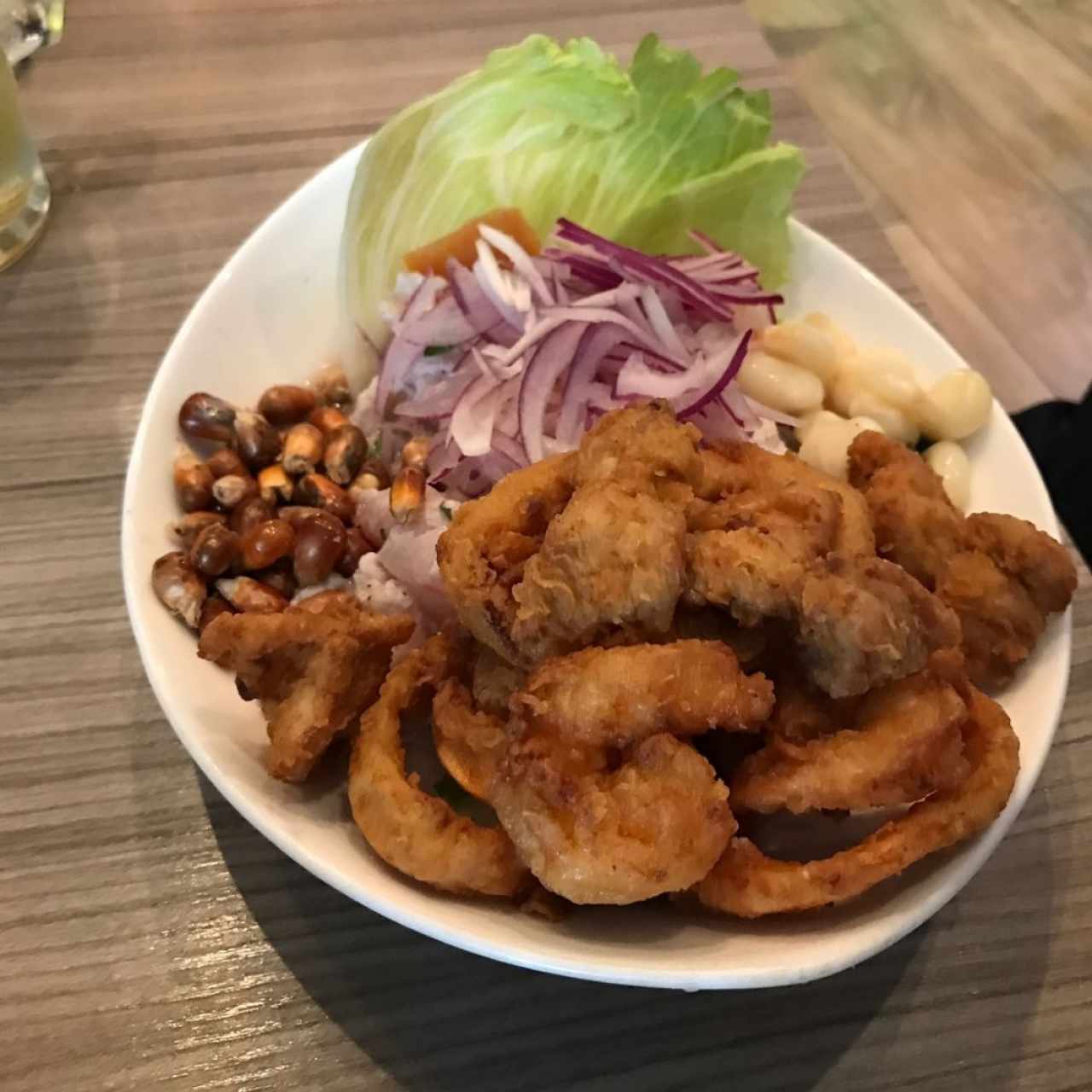 Ceviche Carretillero con tope mariscos fritos