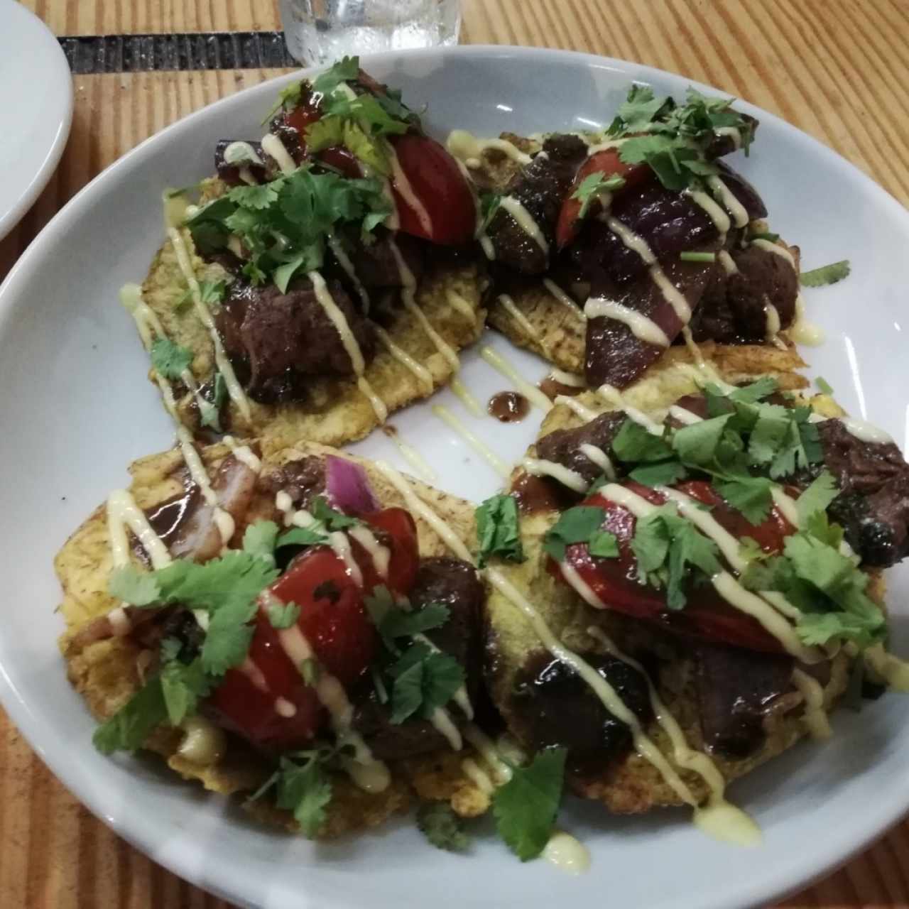 Patacones con lomo salteado 