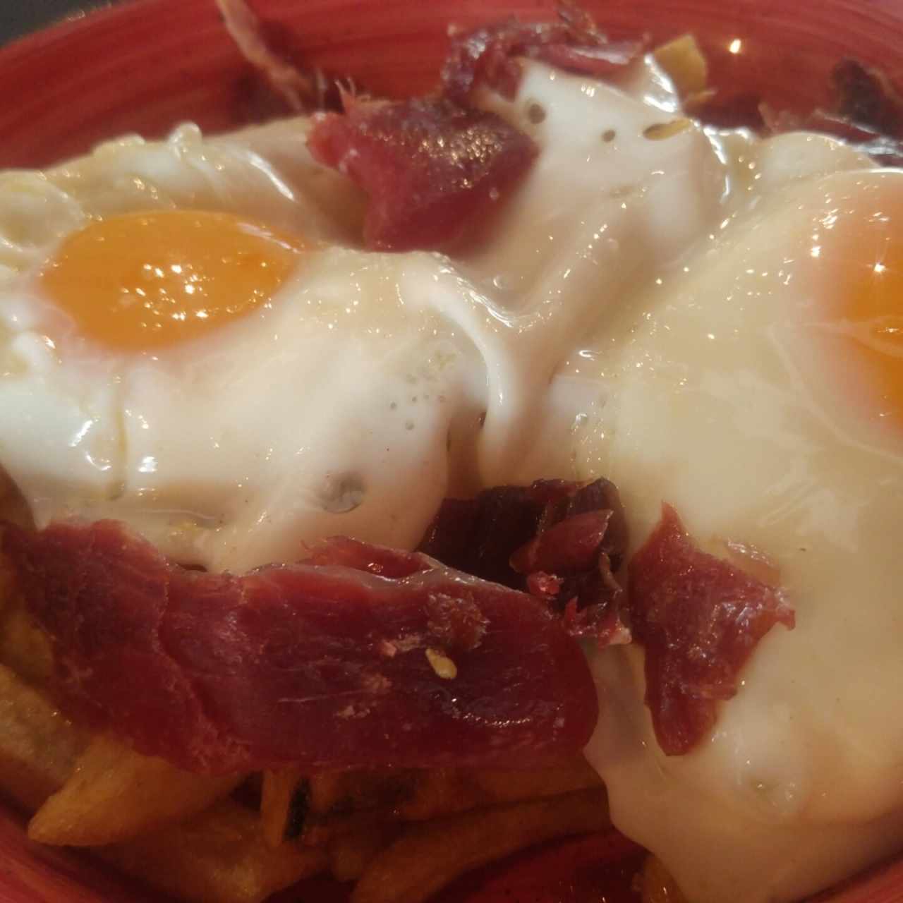 Huevos rotos con jamón