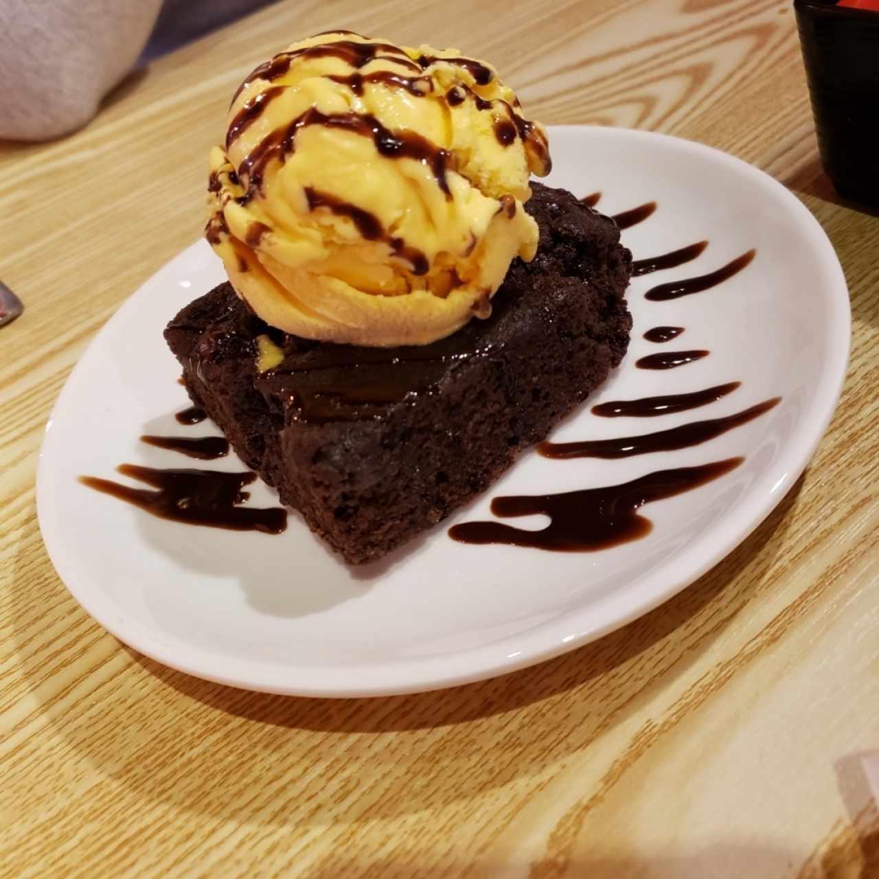 Brownie con helado de mango