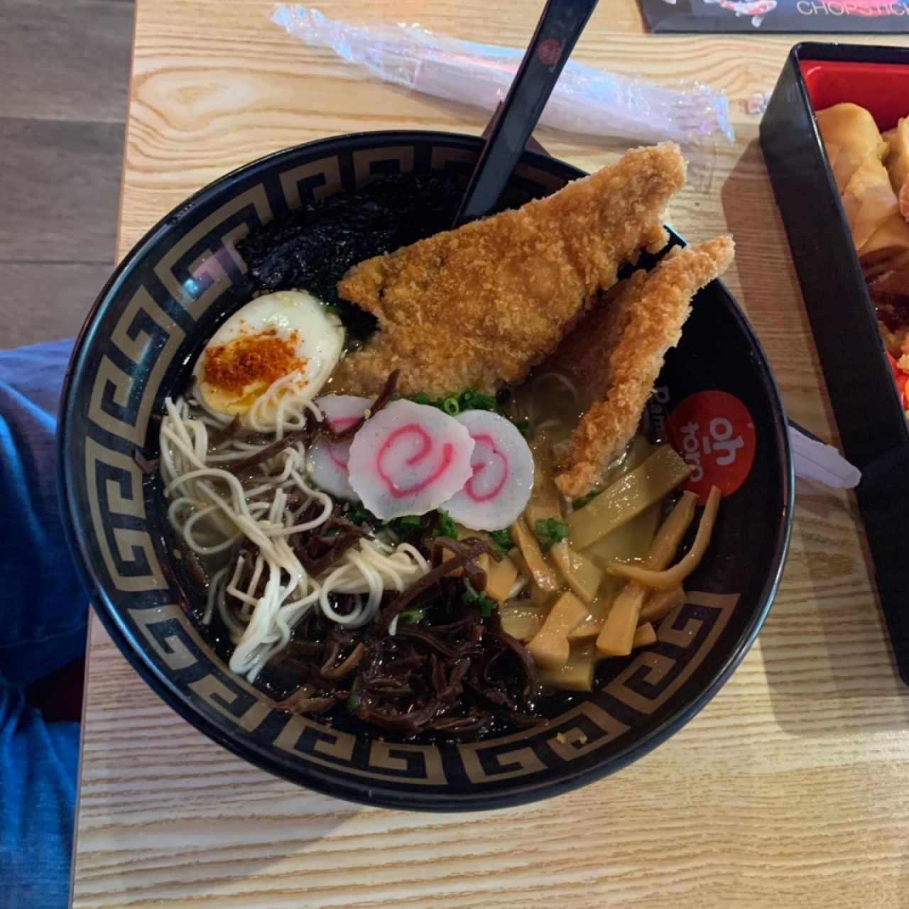 Este Ramen esta en el menu como plato nuevo.  no recuerdo el nombre pero lo recomiendo.  Estaba muy bueno y dos buenas porciones de pollo apanado