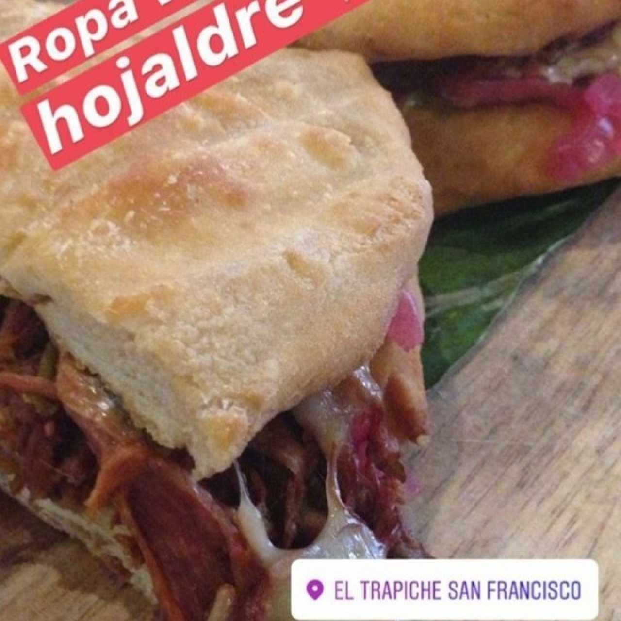 ropa vieja en hojaldre