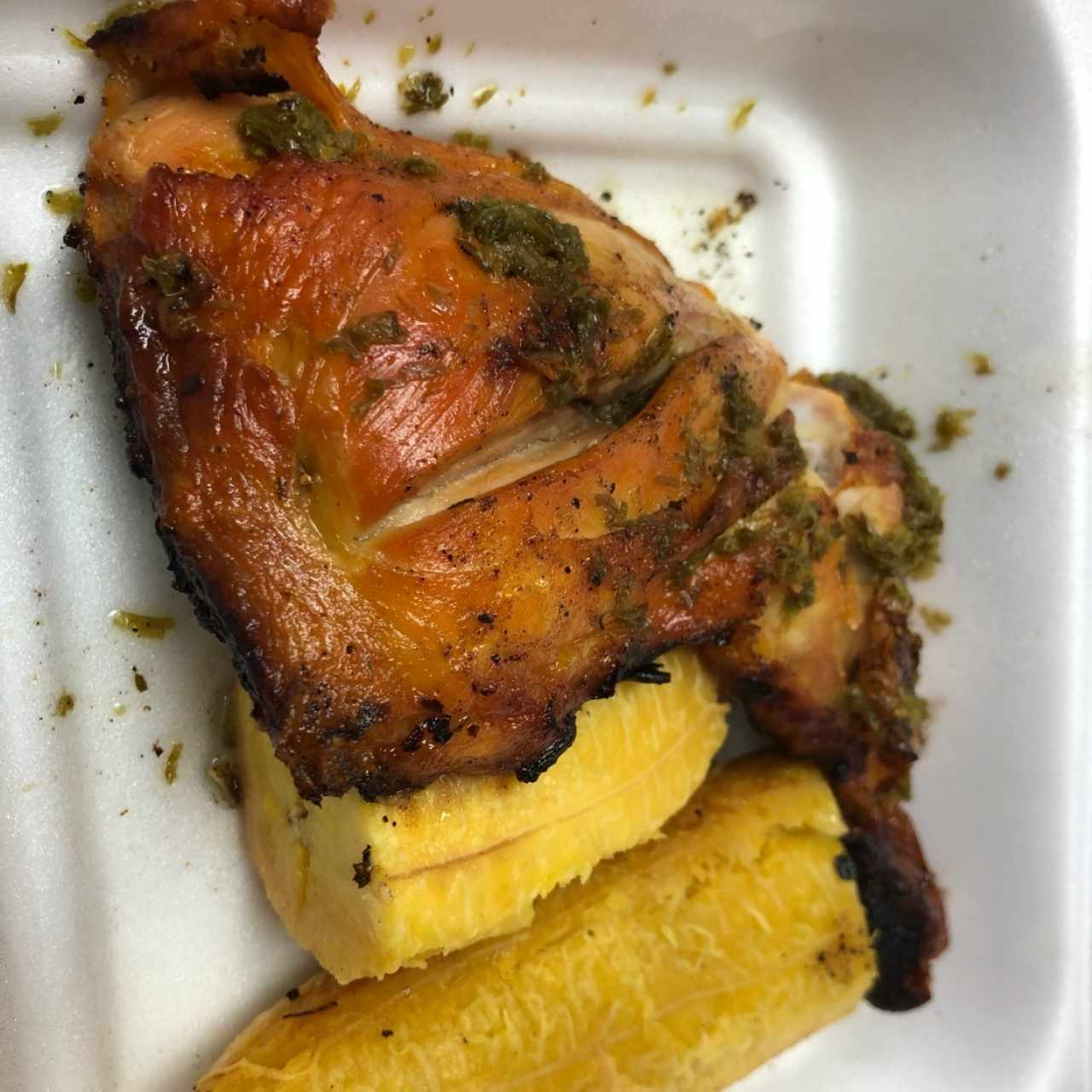 pollo con plátano asado