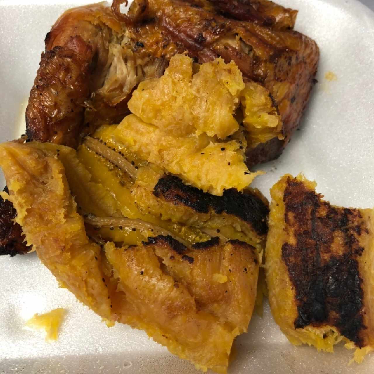 pollo y plátano asado