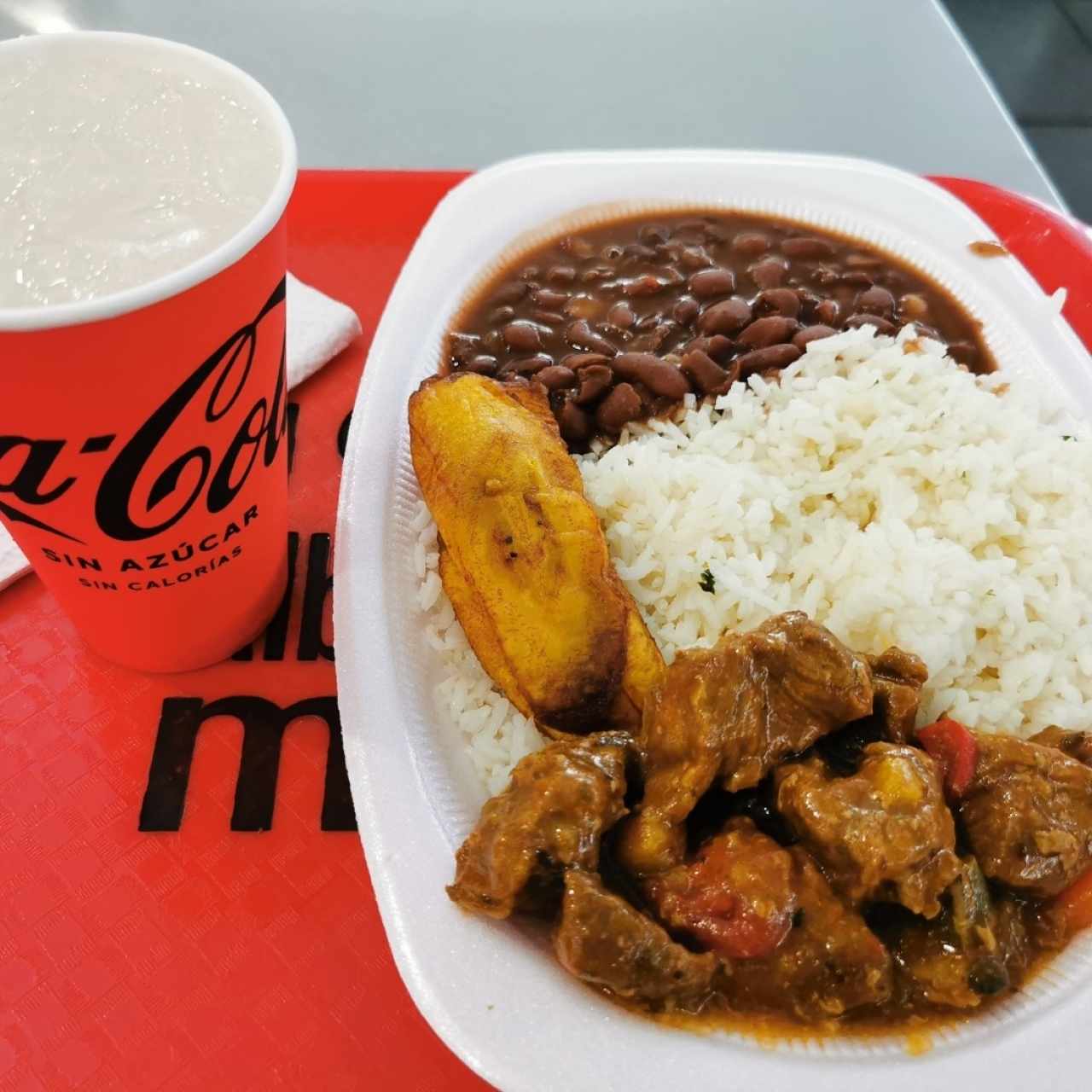 Comida del día con carne guisada