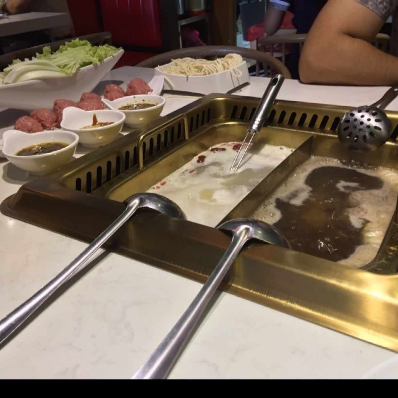 caldo de hueso y Hongos. carne, pollo y cerdo. Hojas de mostaza y fideos Koreanos  