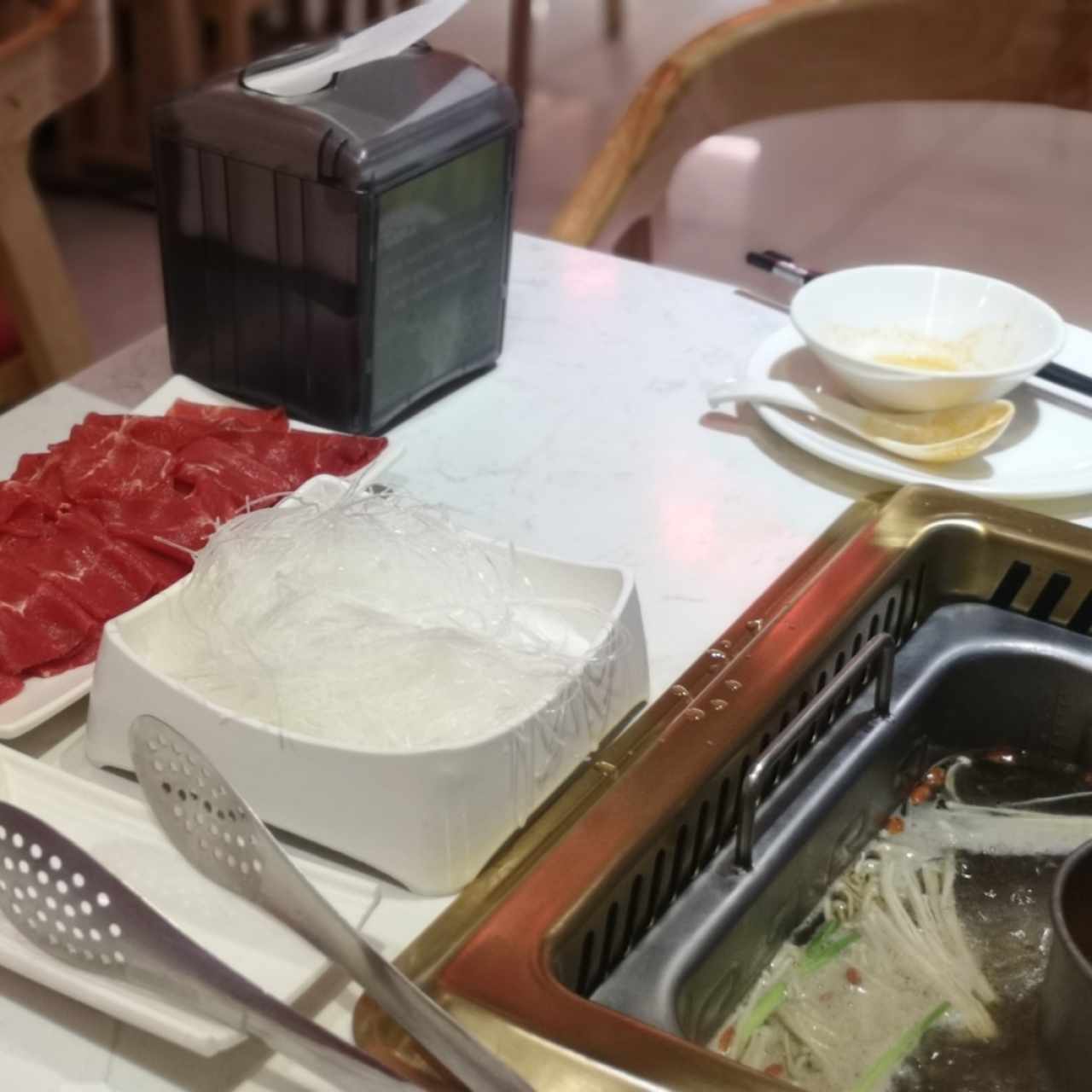 Rollos de Carne, Fideos de Arroz y Caldo de Hongos...