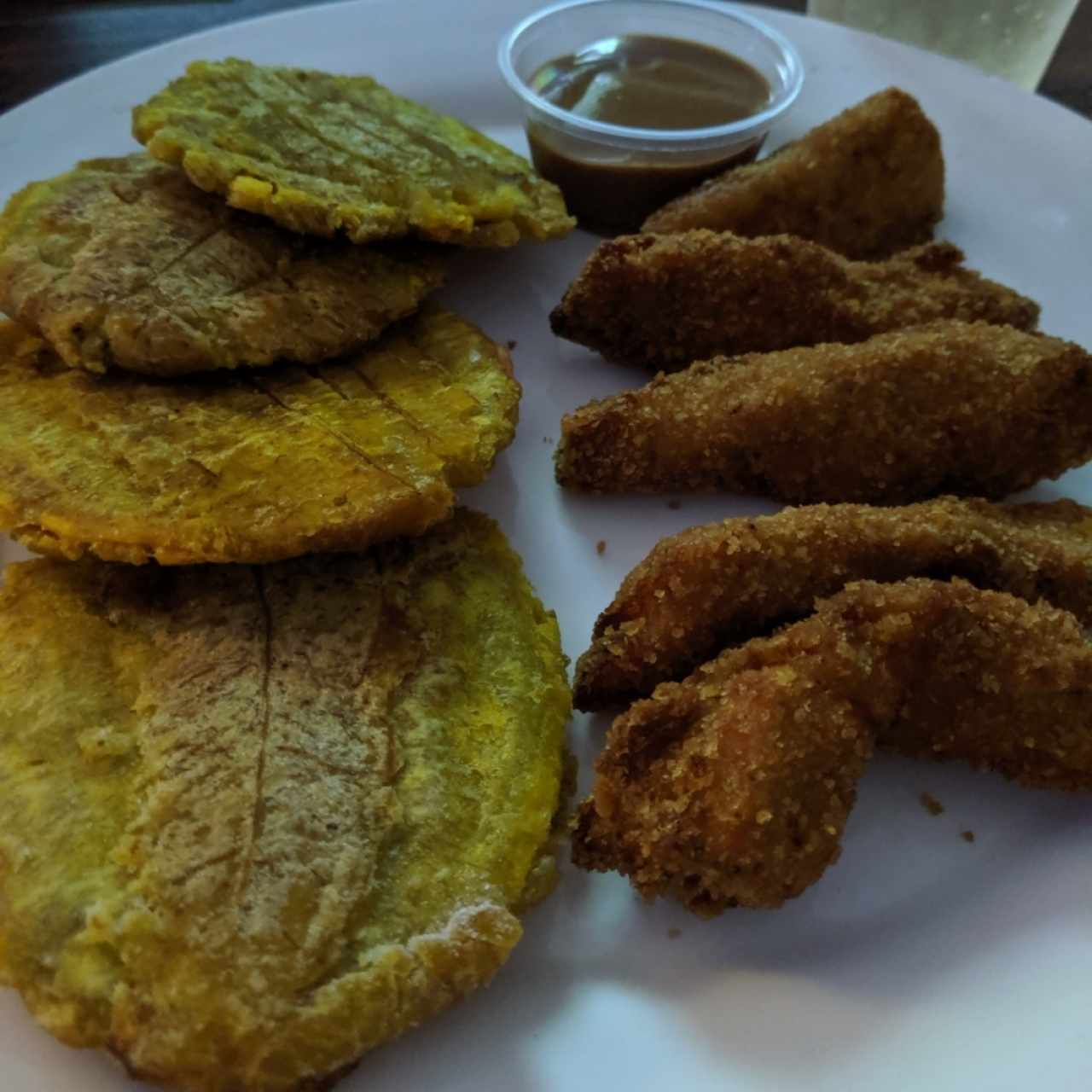 Chicken fingers con patacones