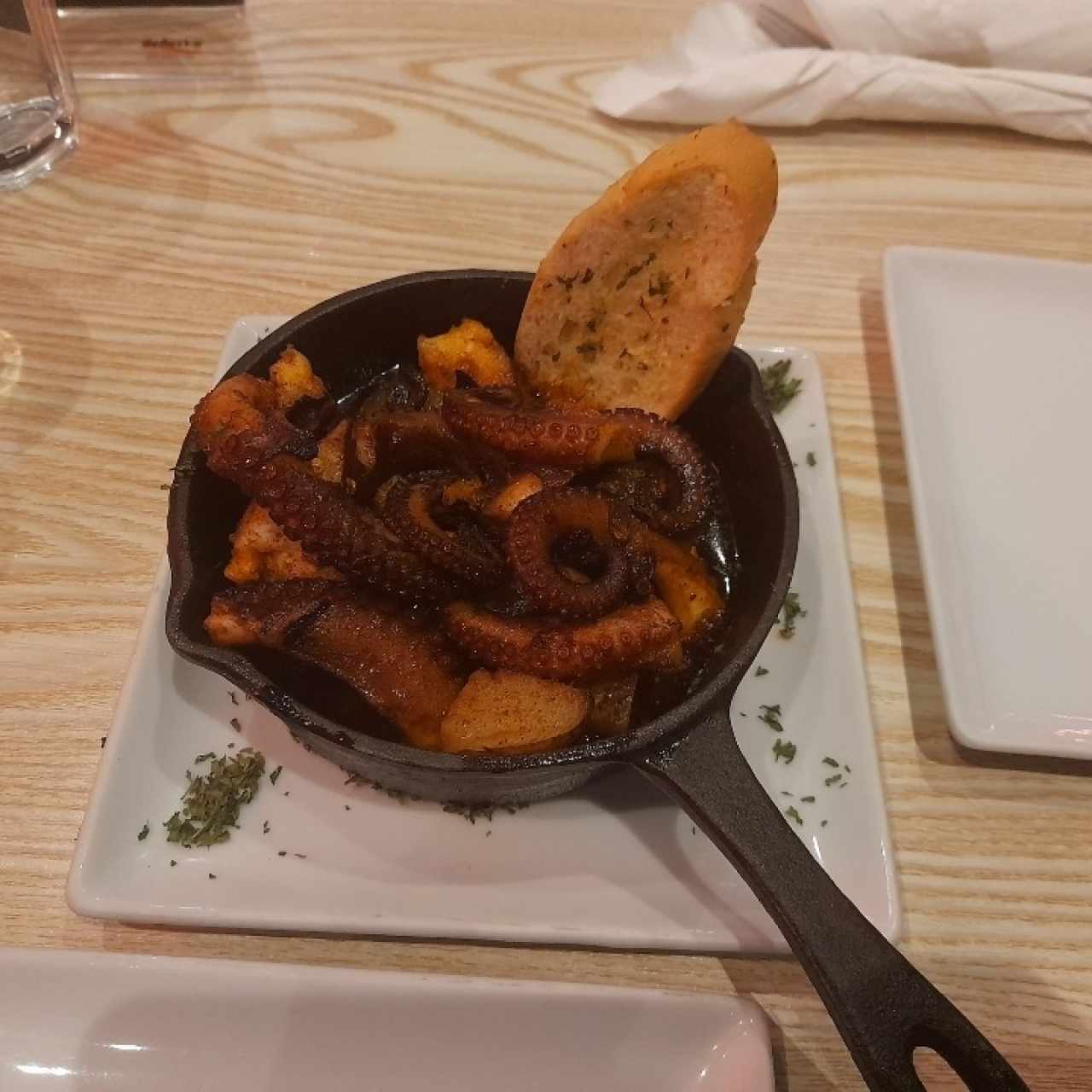 Pulpo al carbon con papas (Super suave, salsa toque picante muy suave, no chiclosa) 