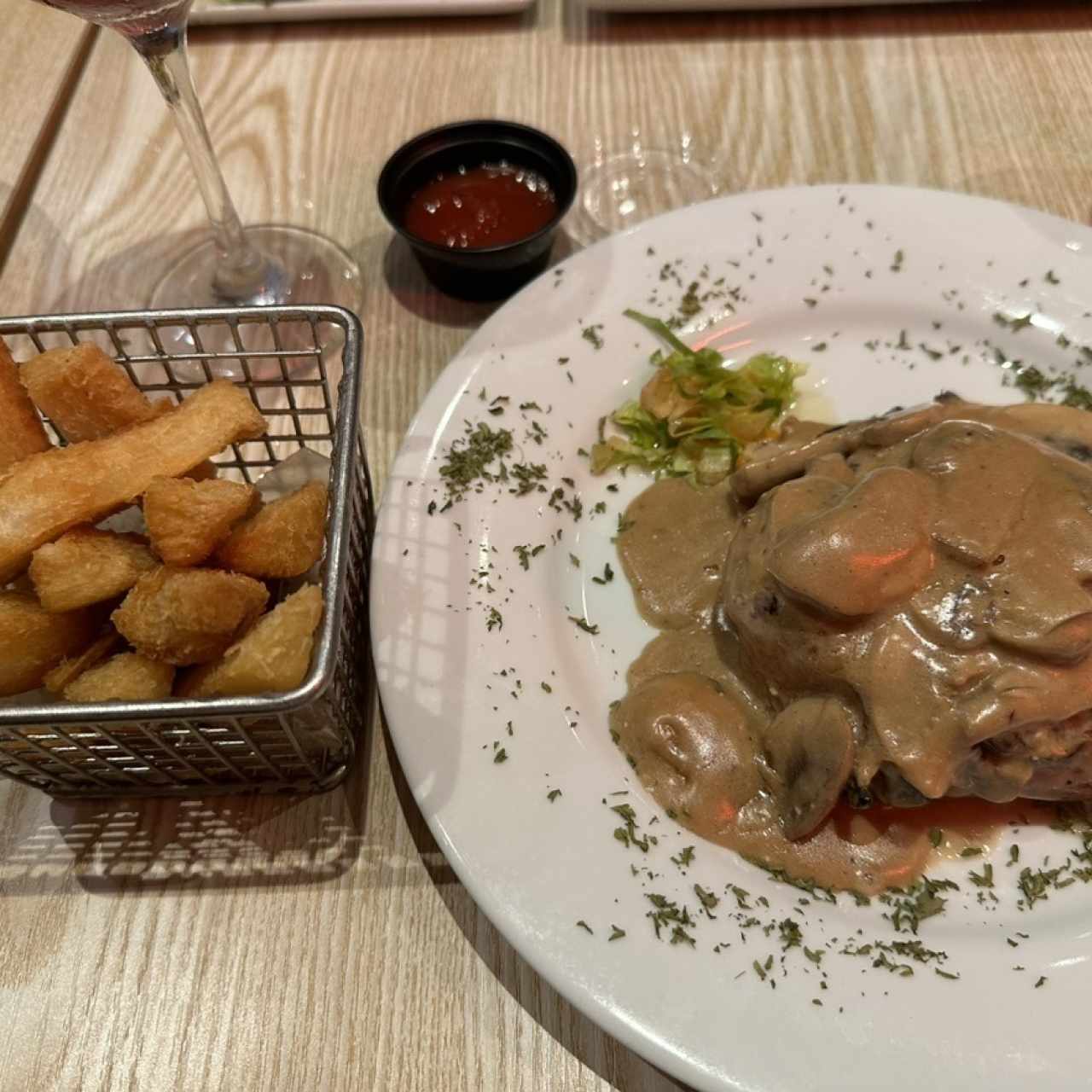 Filete Migñon con Yucas fritas 