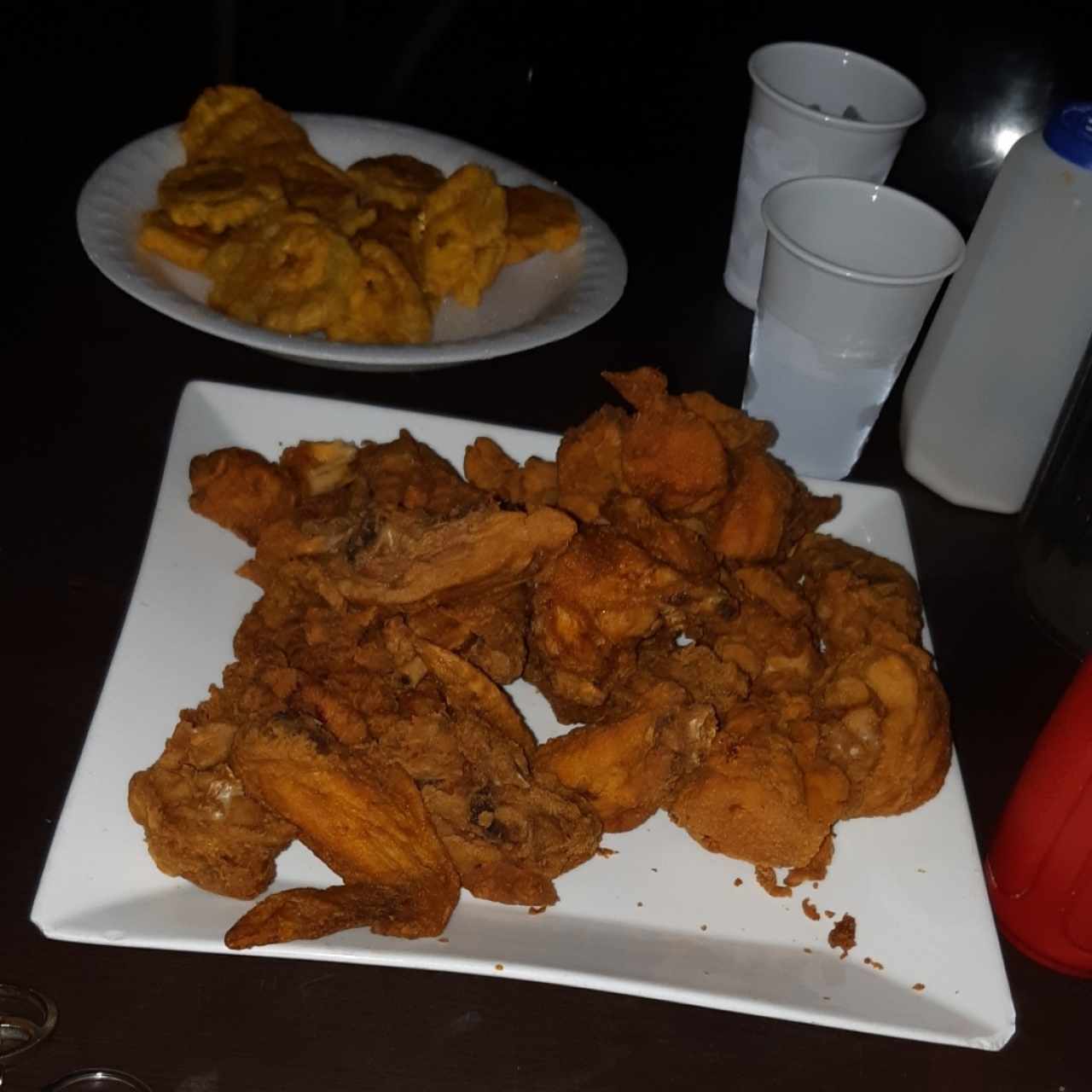 Pollo frito con patacones. 