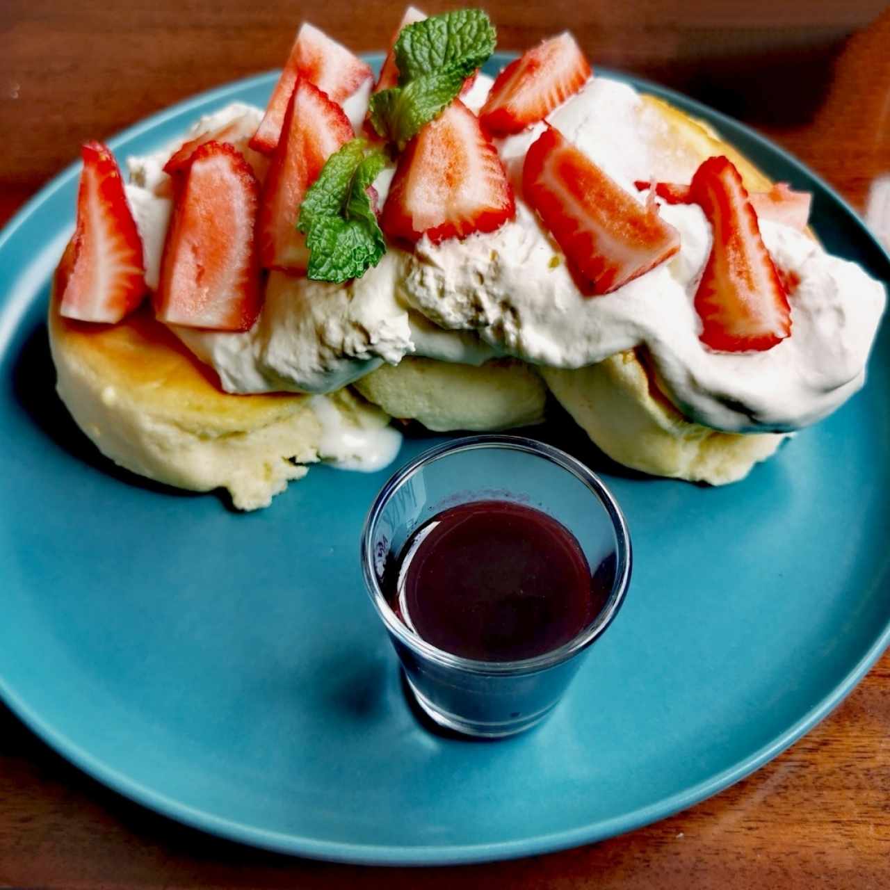 FLUFFY YUZU PANCAKES CON FRESAS