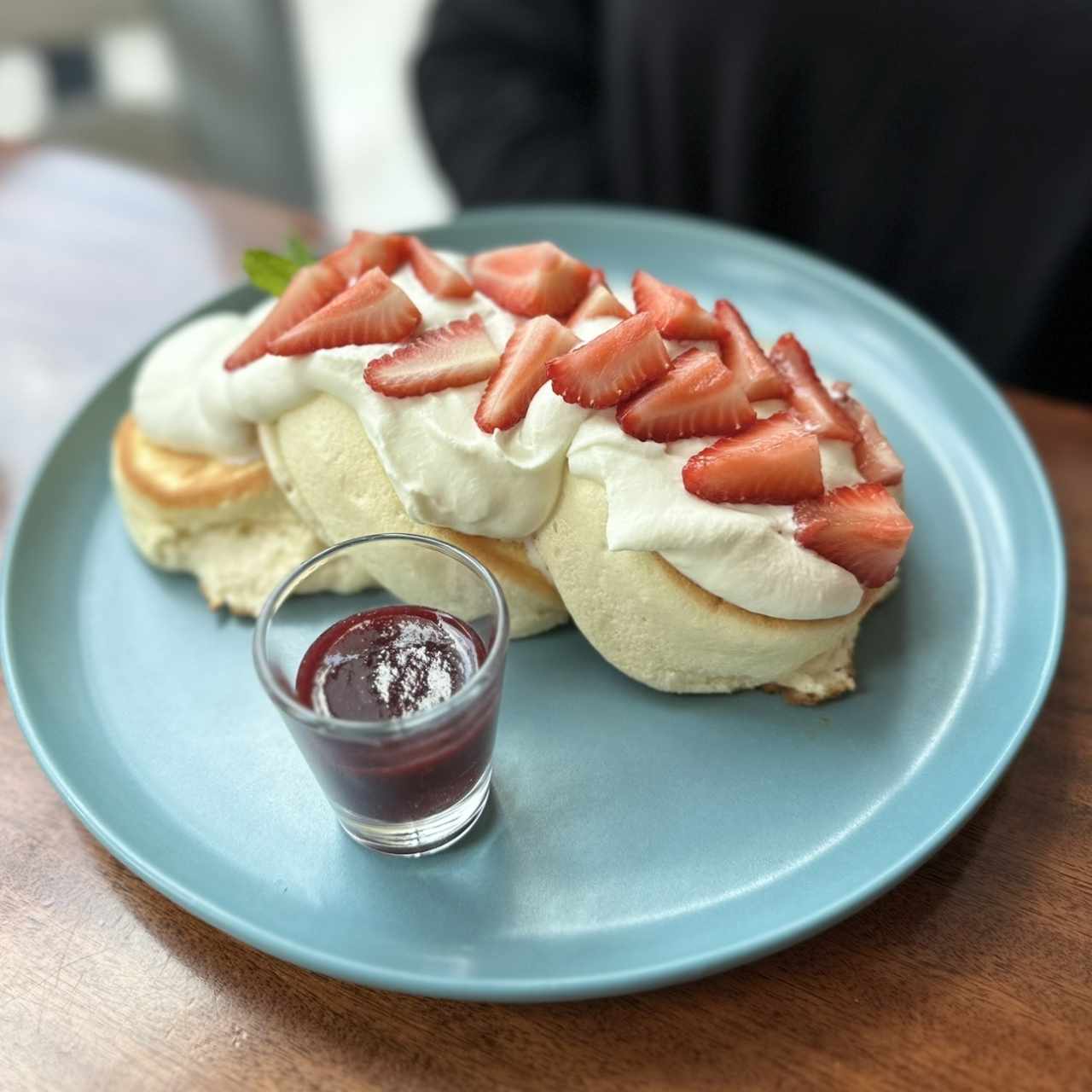 FLUFFY YUZU PANCAKES CON FRESAS