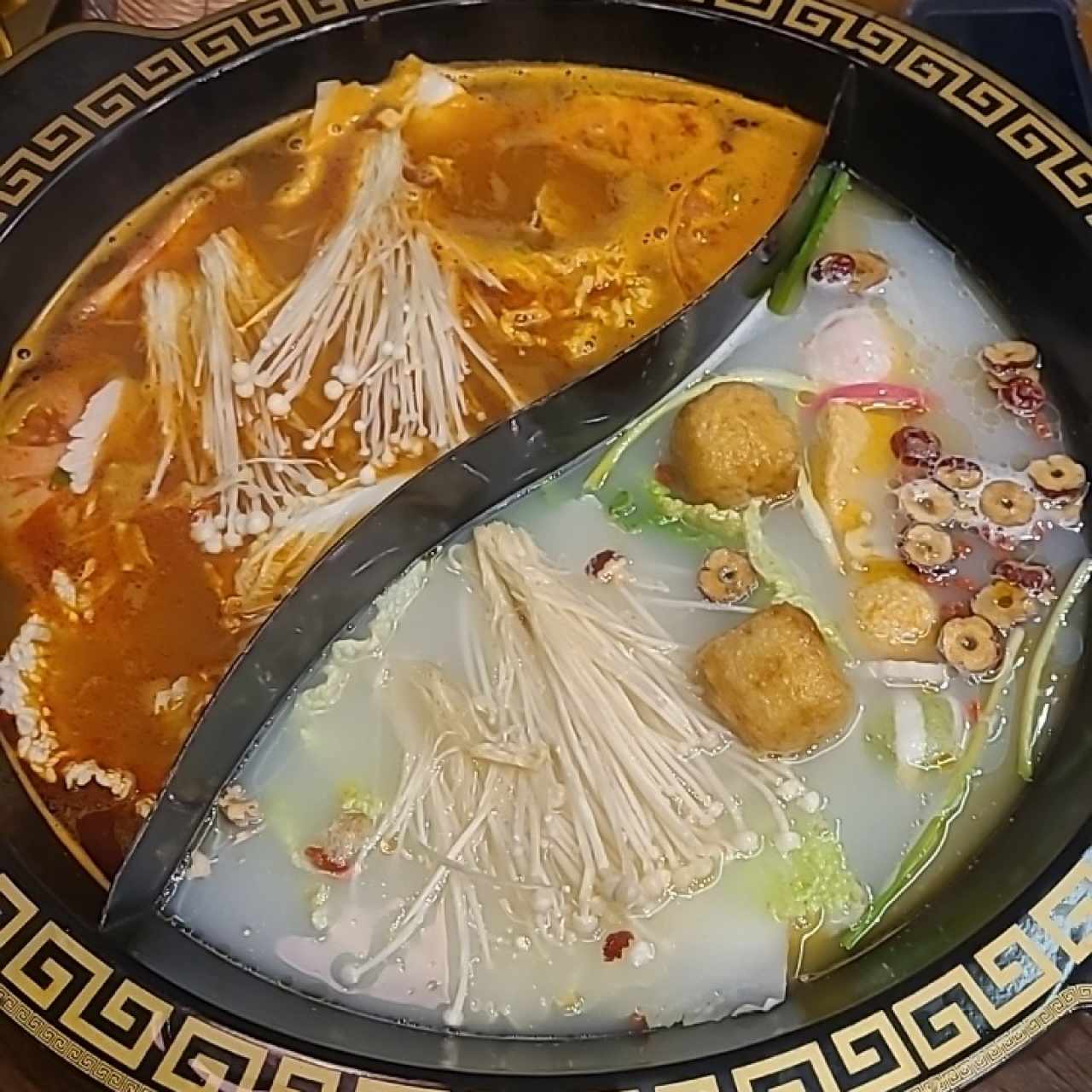 sopa con vegetales, tofu y hongos