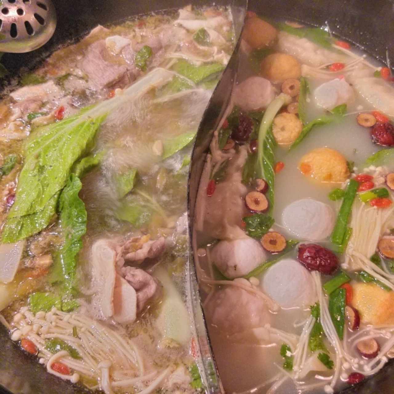 Hot Pot con los ingredientes cocinándose