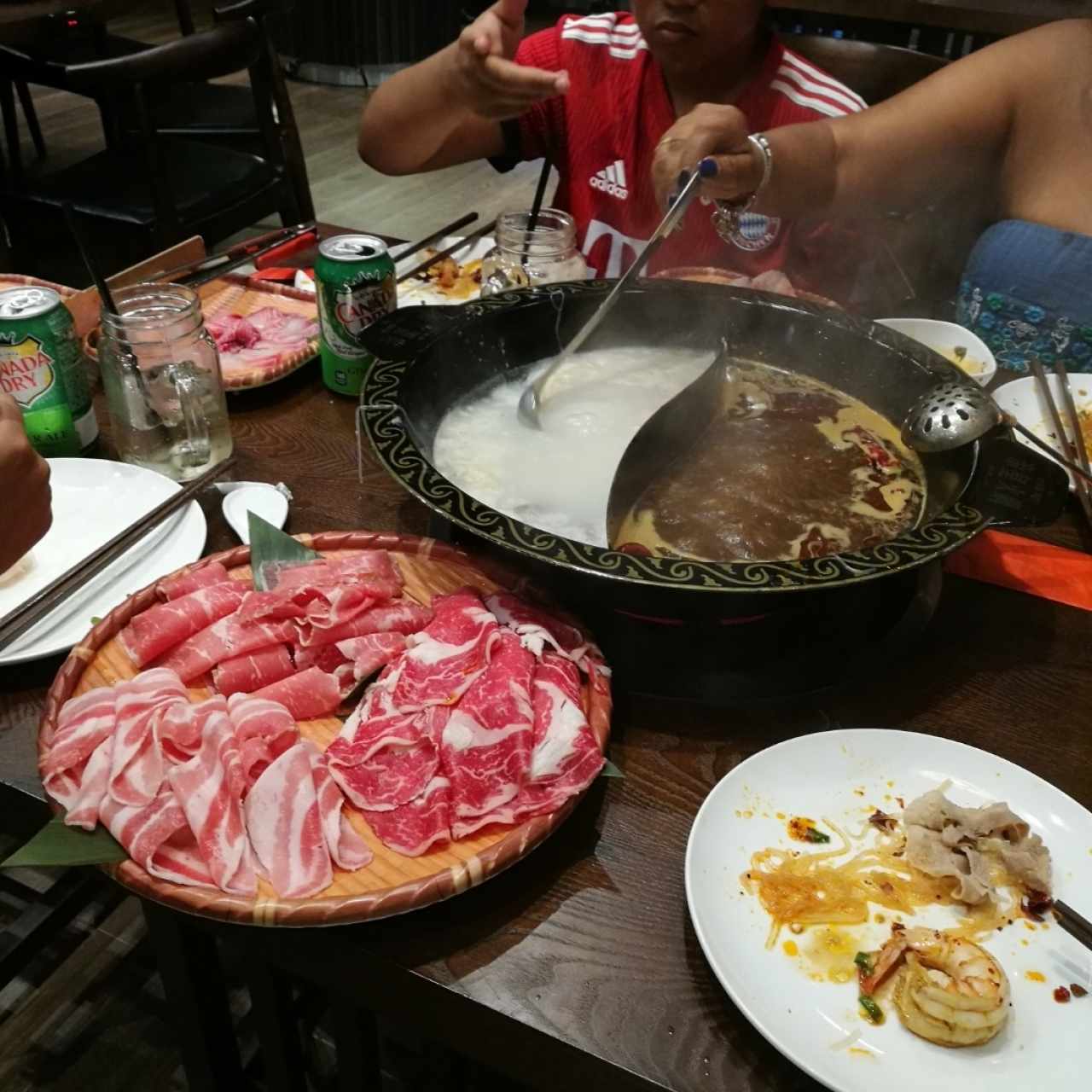 Caldos para cocinar (hotpot) y bufet.