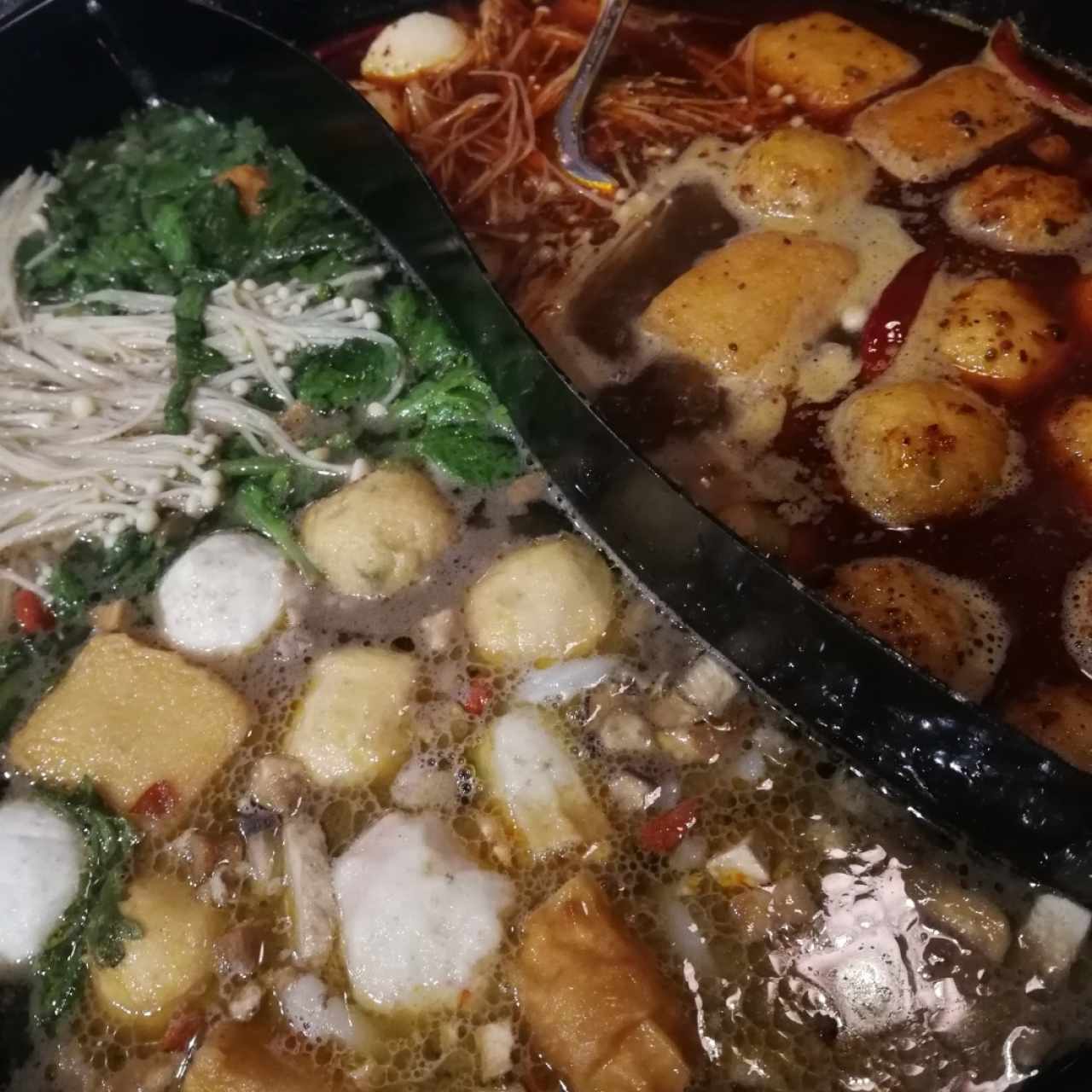 Hot Pot con sopa picante y sopa de hongos