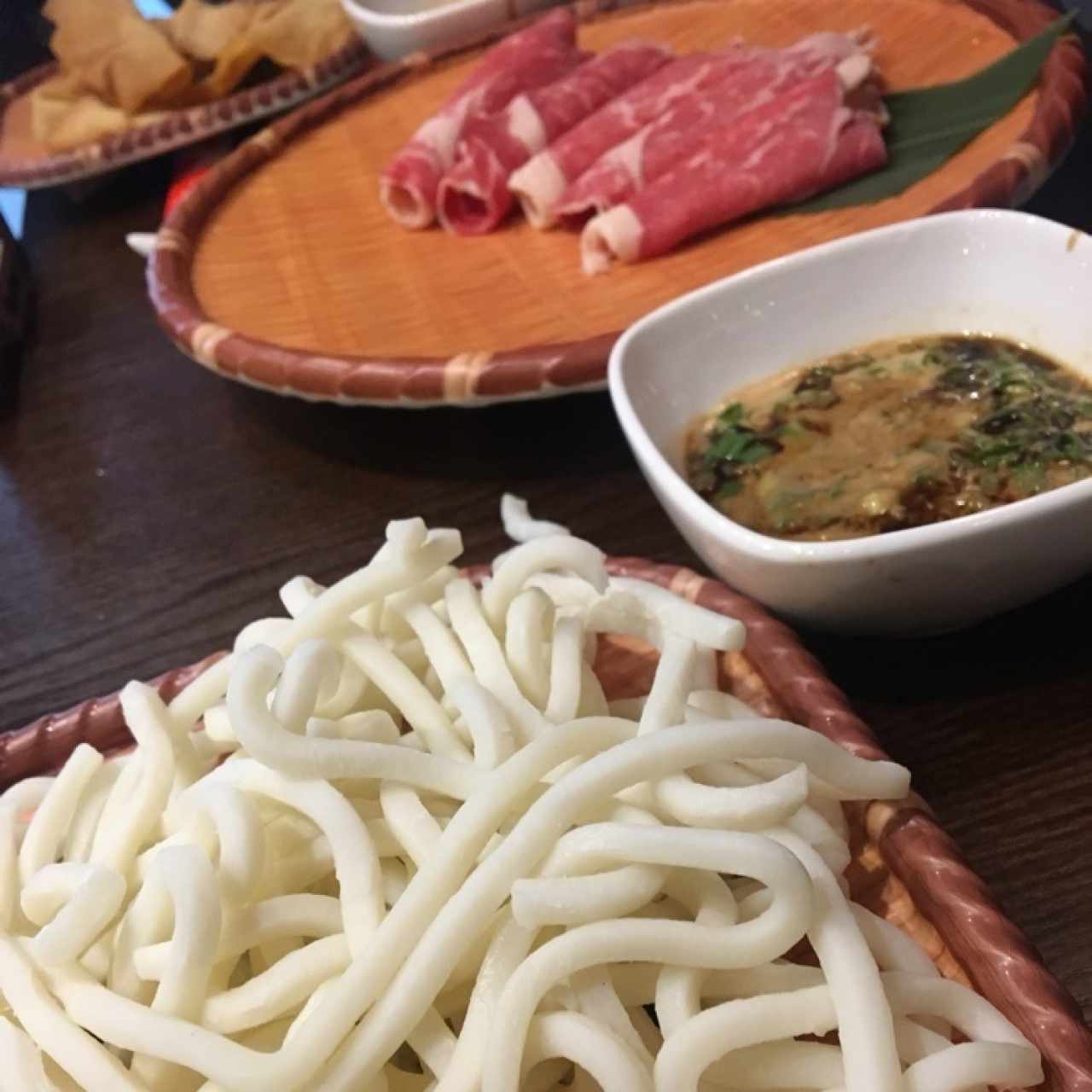 Fideos udón, salsa y corte primium de Ribeye