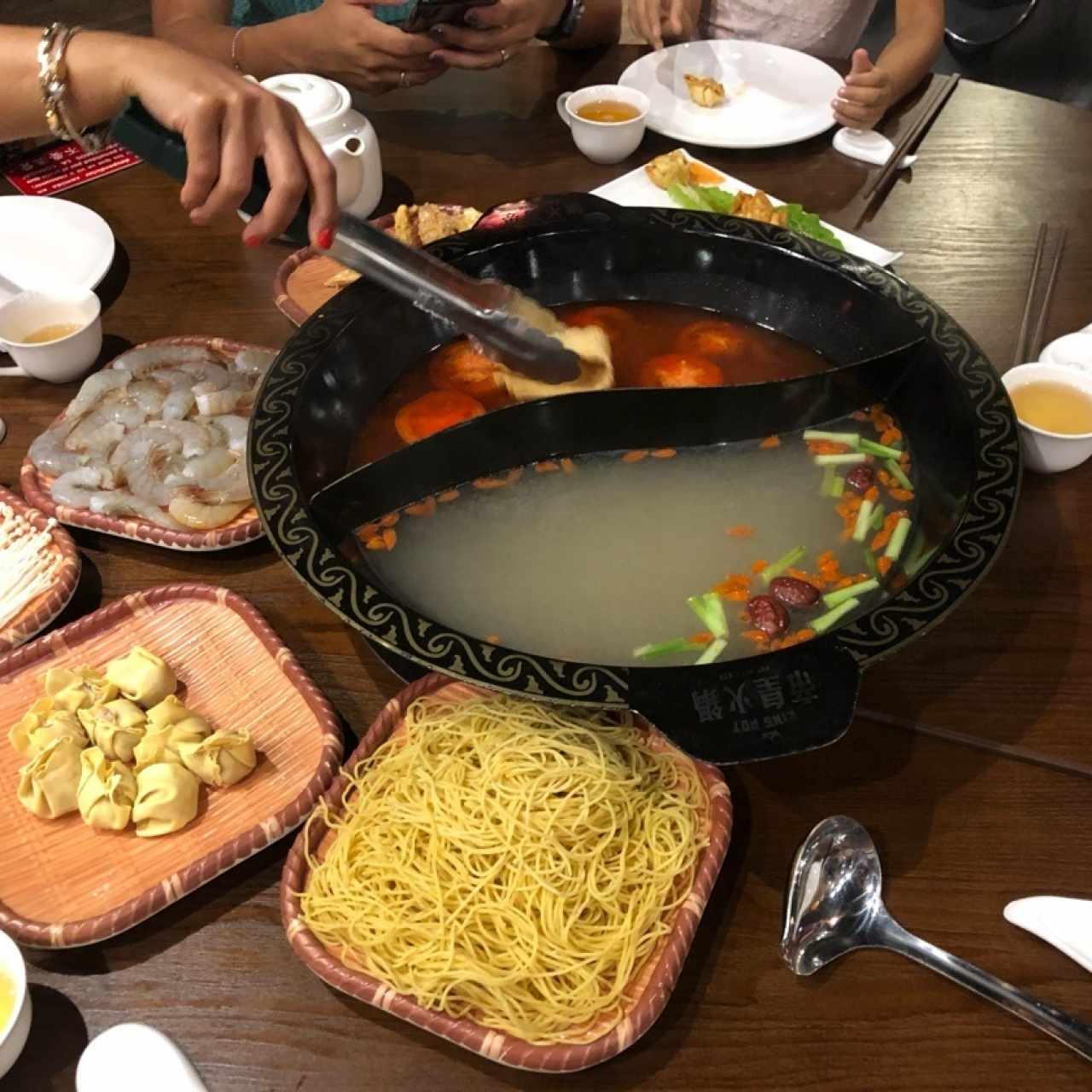 hot pot base de tomate y hueso 