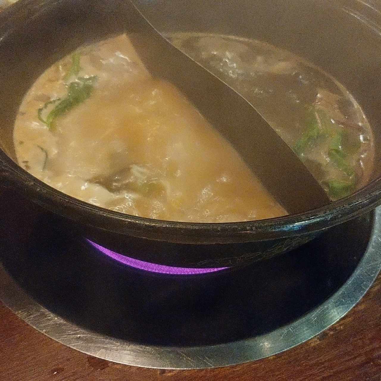 hueso de puerco y hongos, ambos dan sabor a la comida