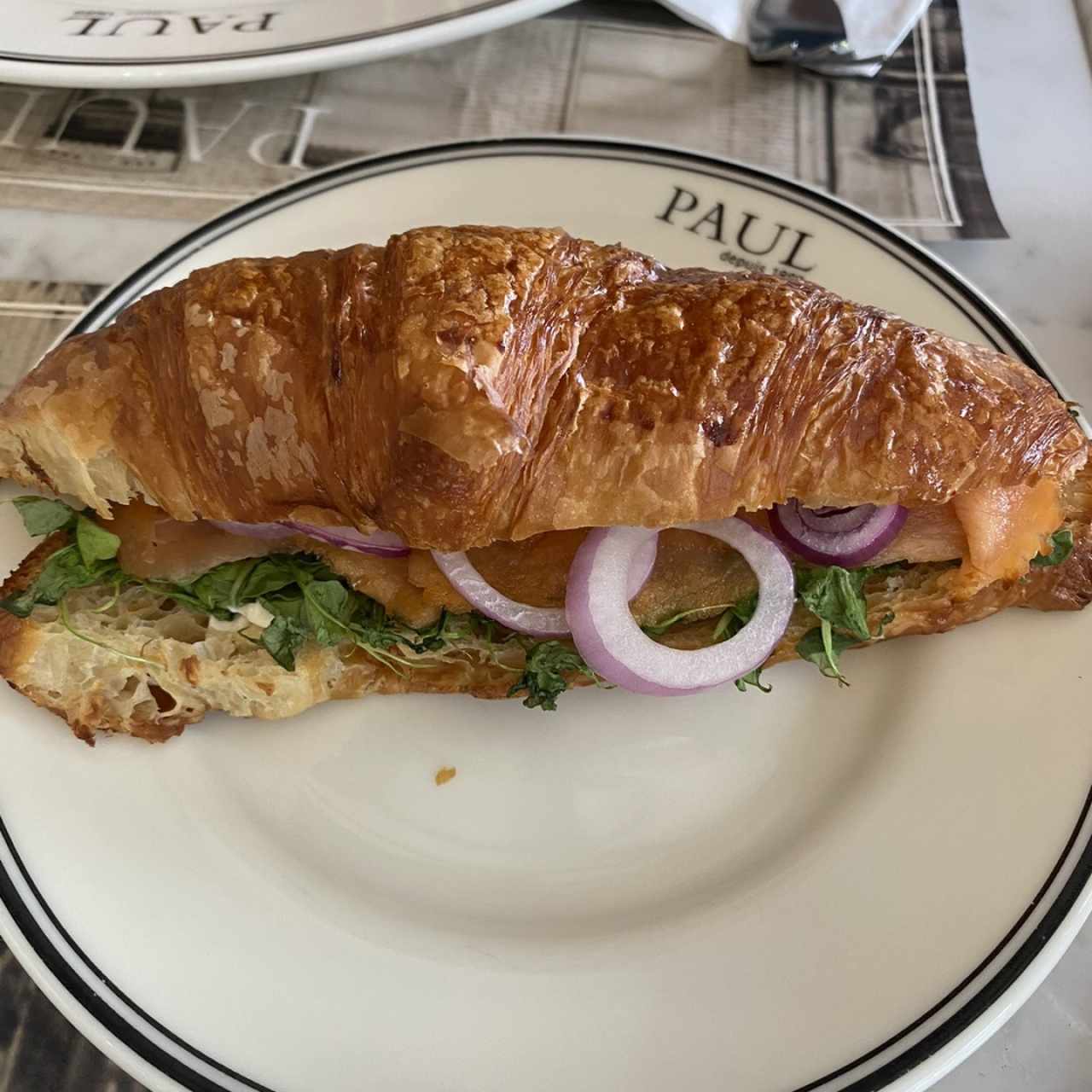 Croissant con salmón ahumado y arugula 