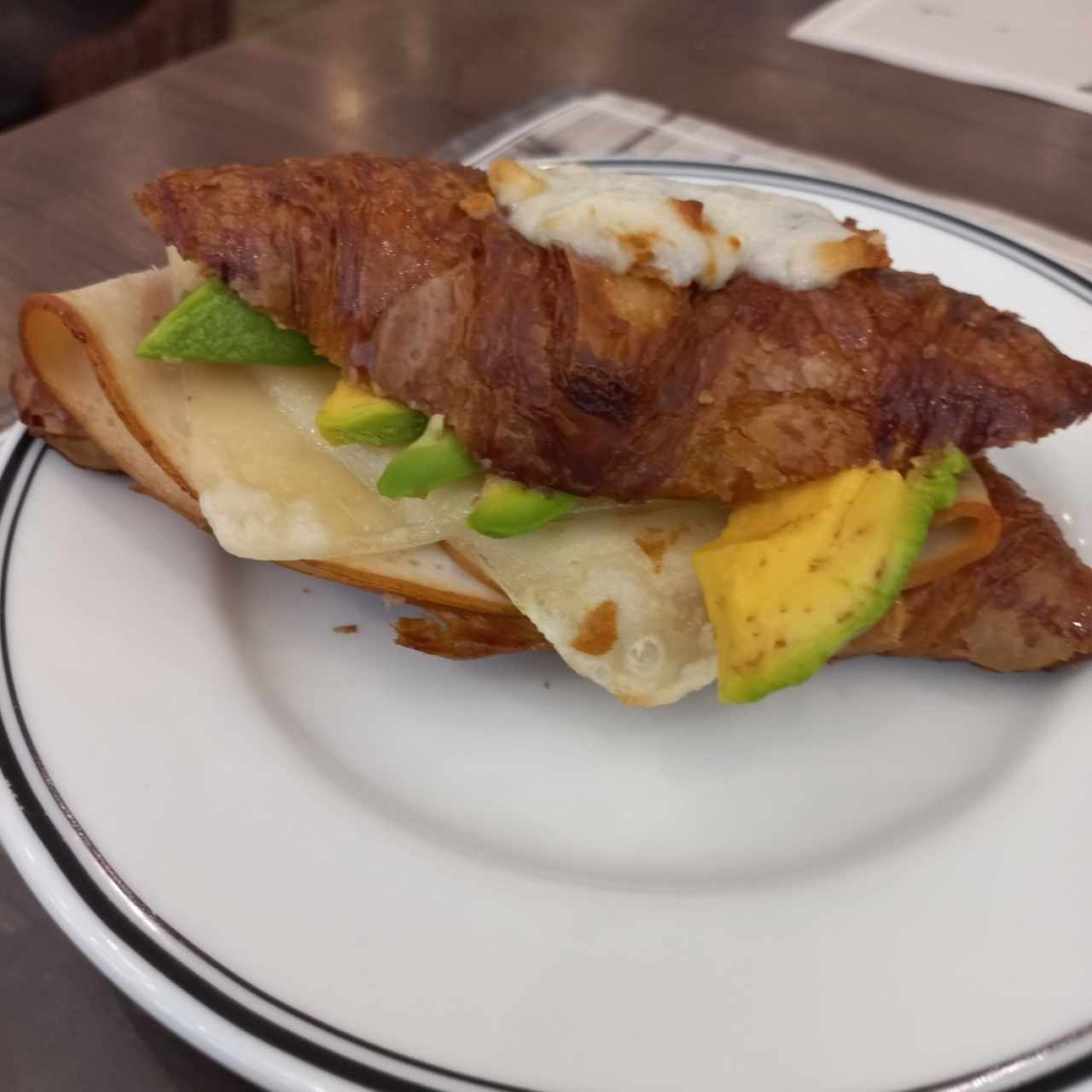 Croissant de jamón, queso y aguacate