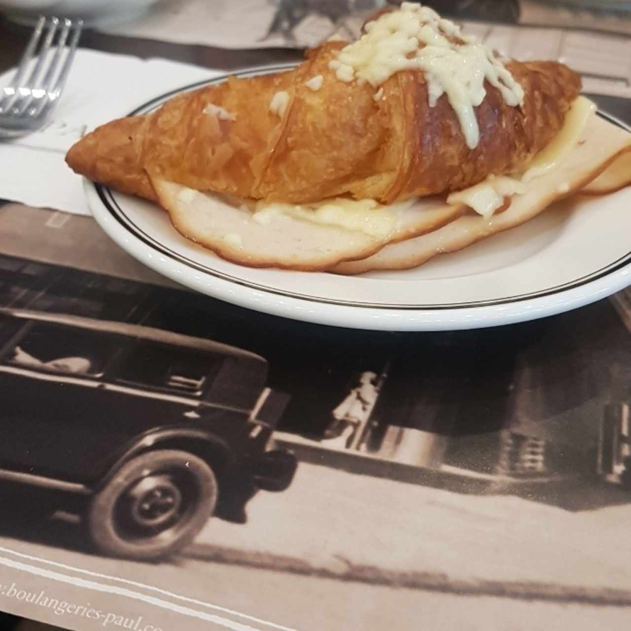 croissant con jamon y queso