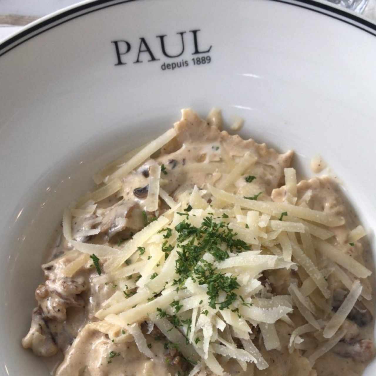 raviolis de hongos con rucula y nueces con salsa y aceite de trufa blanca