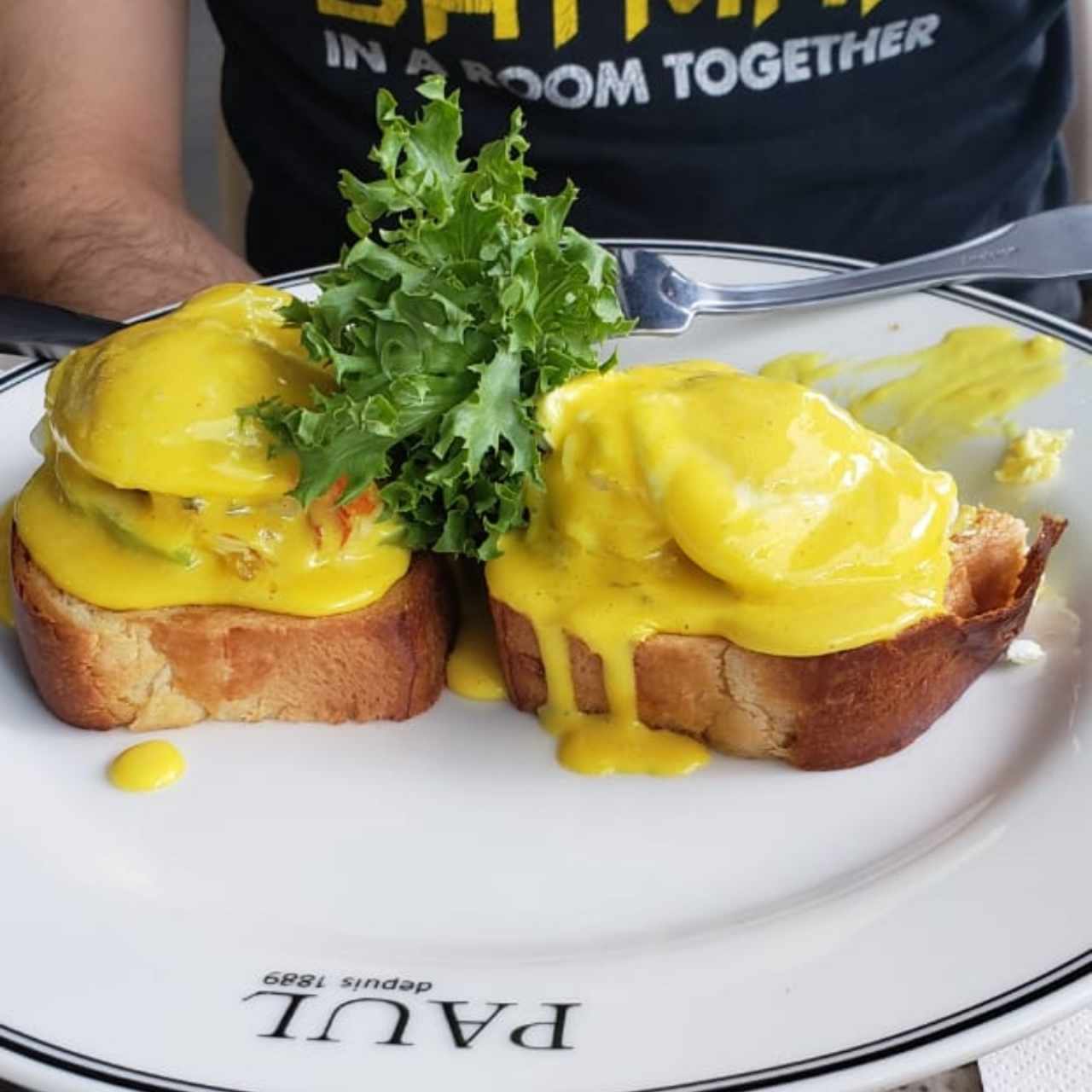 Huevos Benedictinos con Aguacate y Langosta