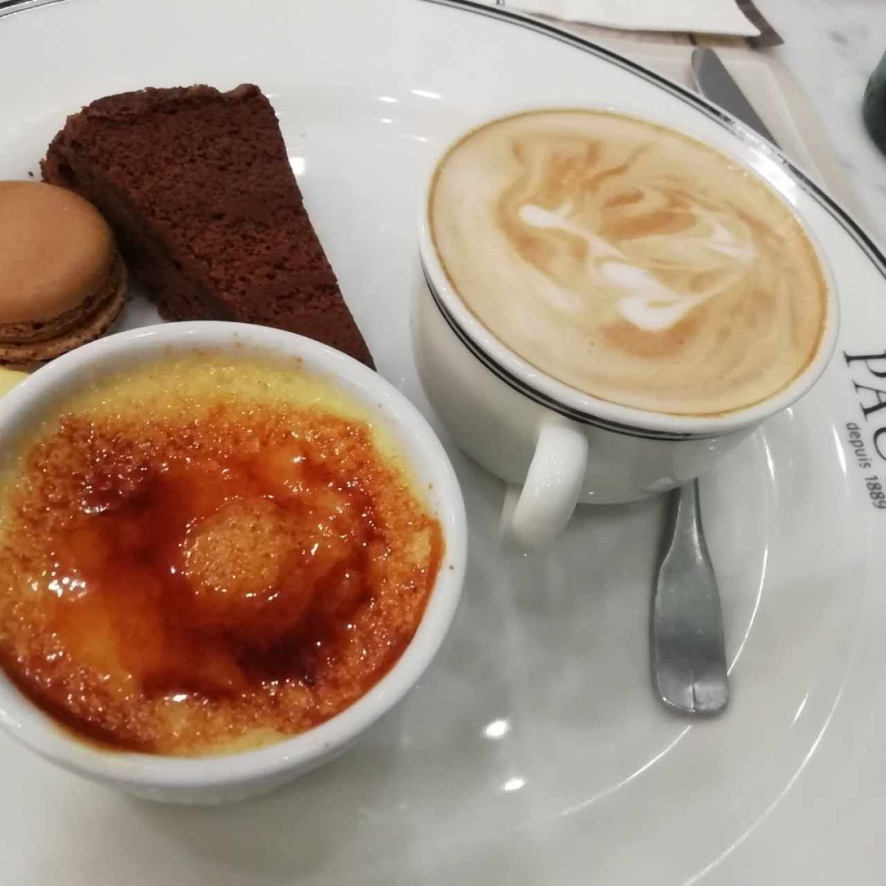 café, creme brulee y macarroons