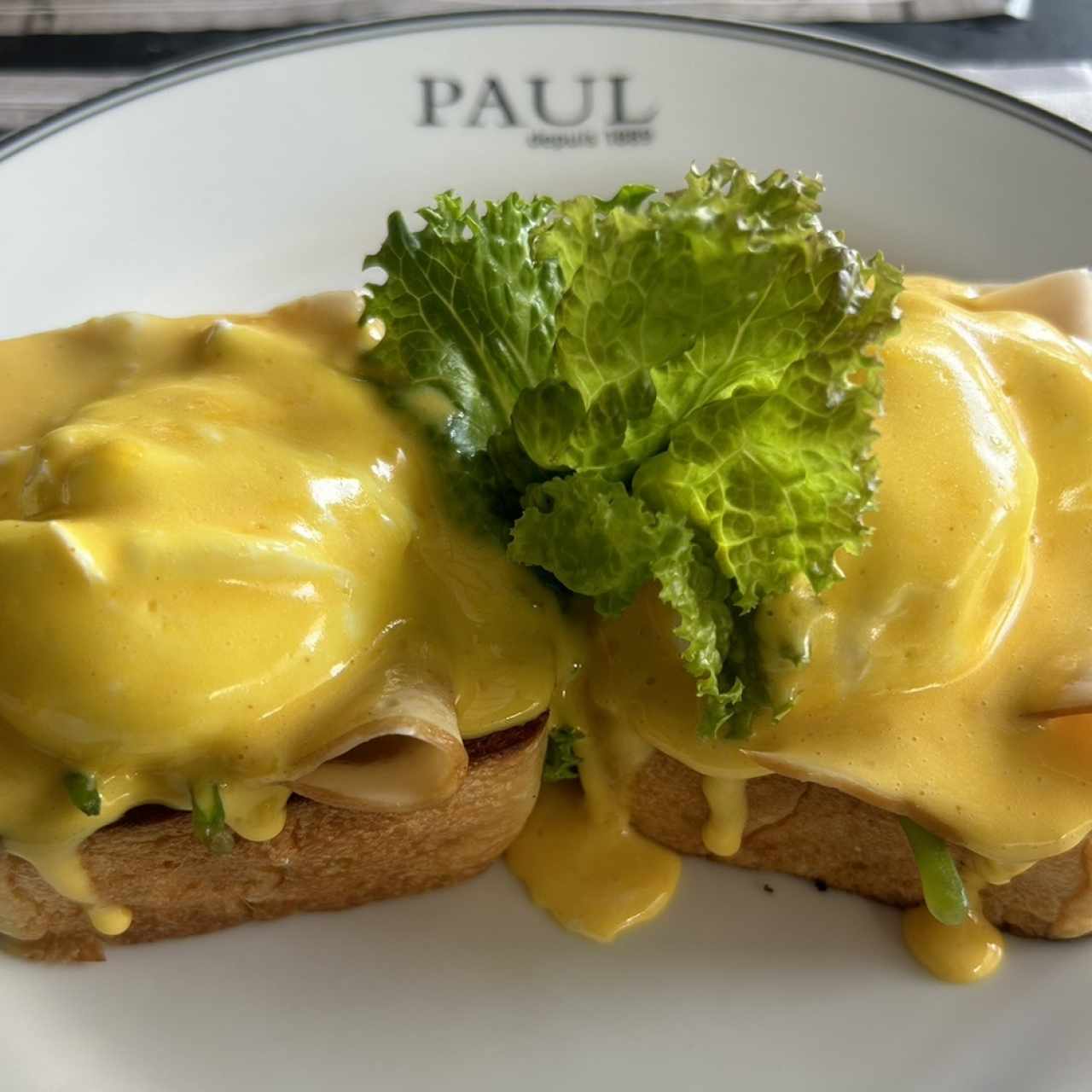 Oeufs Bénédictine au Jambon Fumé