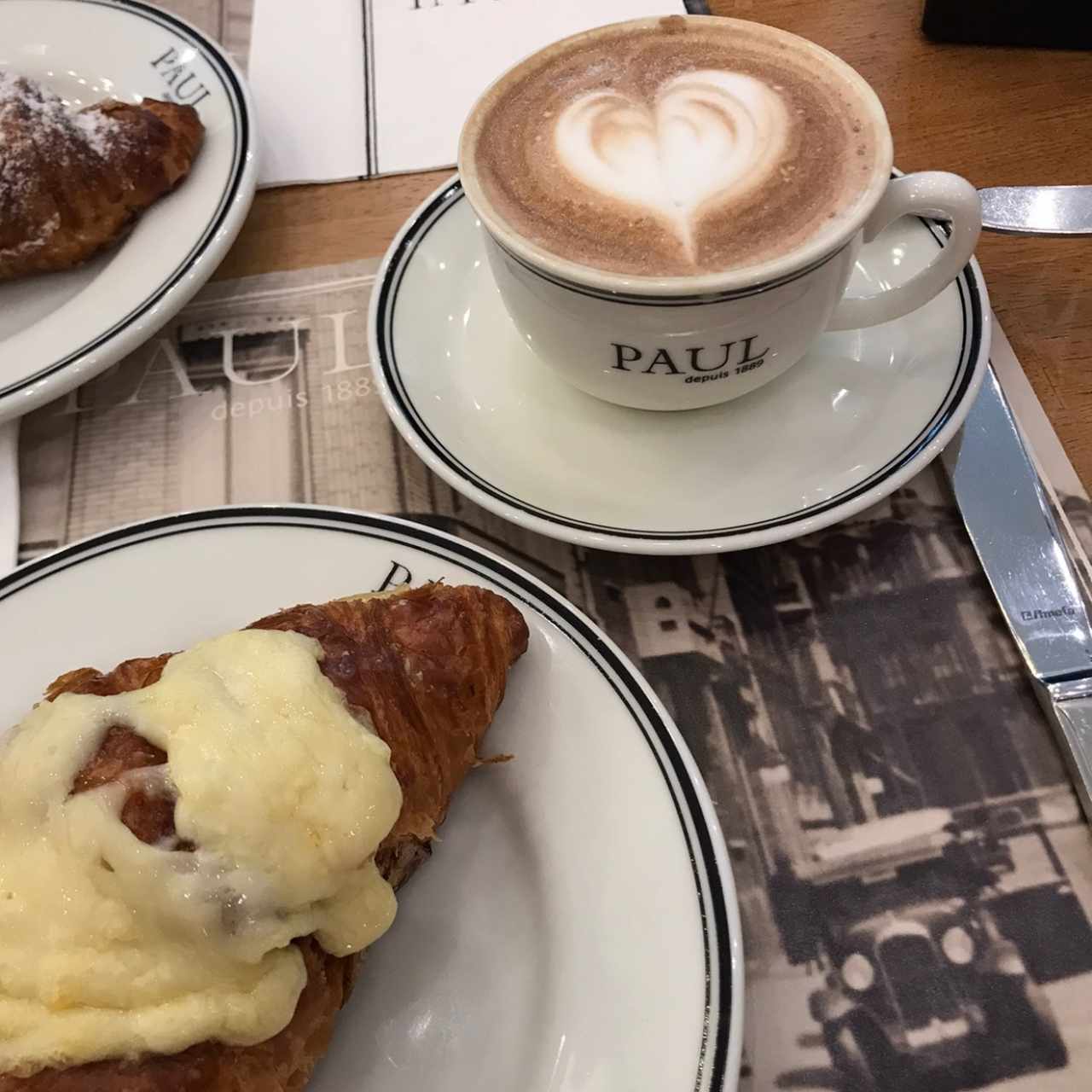 Croissant con queso suizo y crema bechamel